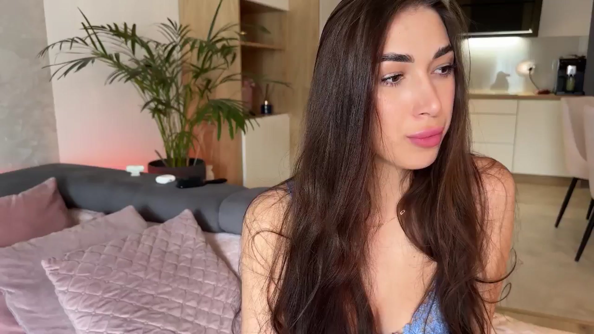 Gallery image thumbnail from AnnaQPassion's myfreecams stream on, 05/04/2025, 10:06 image 18 of 20
