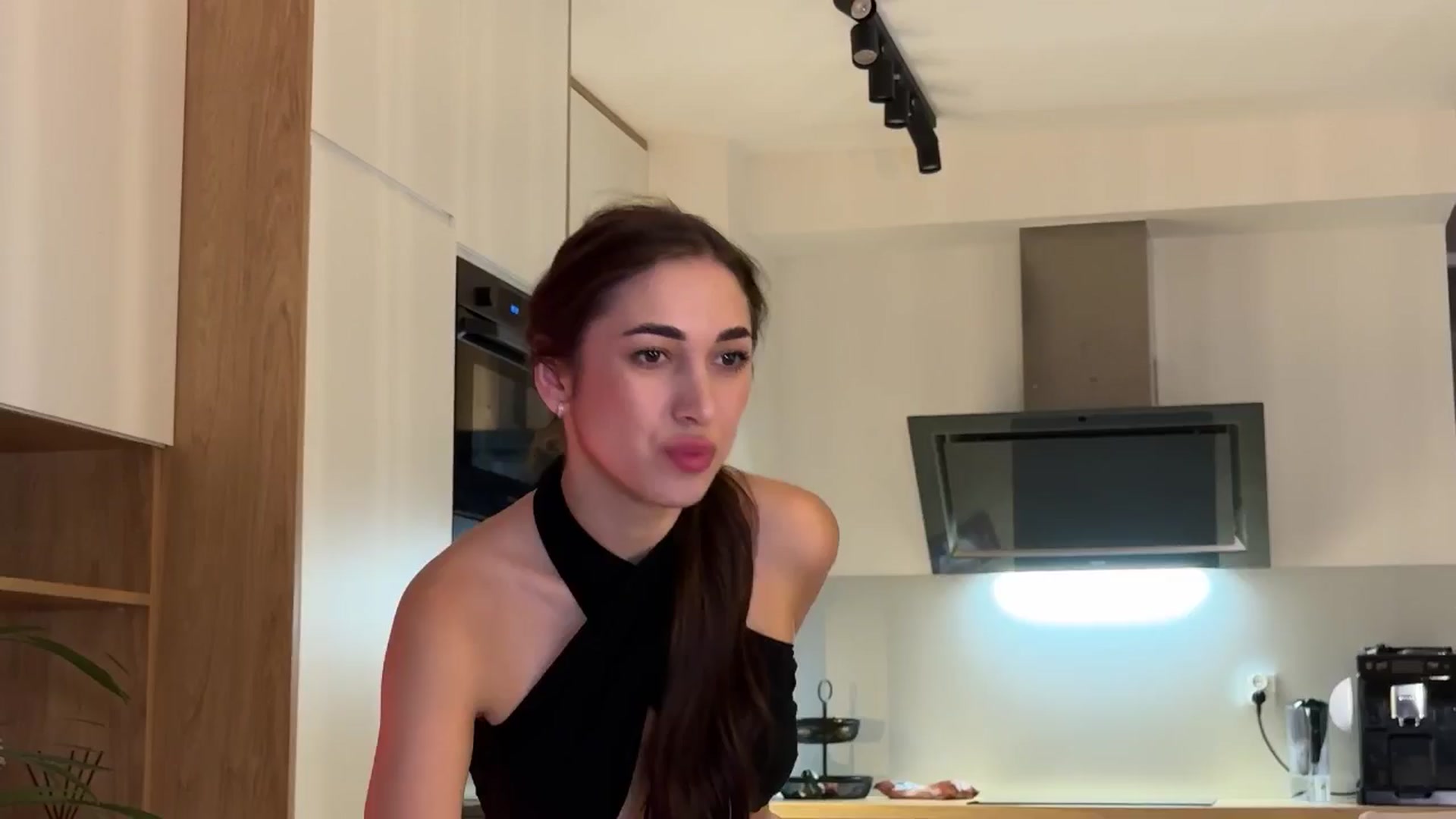 Gallery image thumbnail from AnnaQPassion's myfreecams stream on, 05/28/2025, 21:39 image 16 of 20