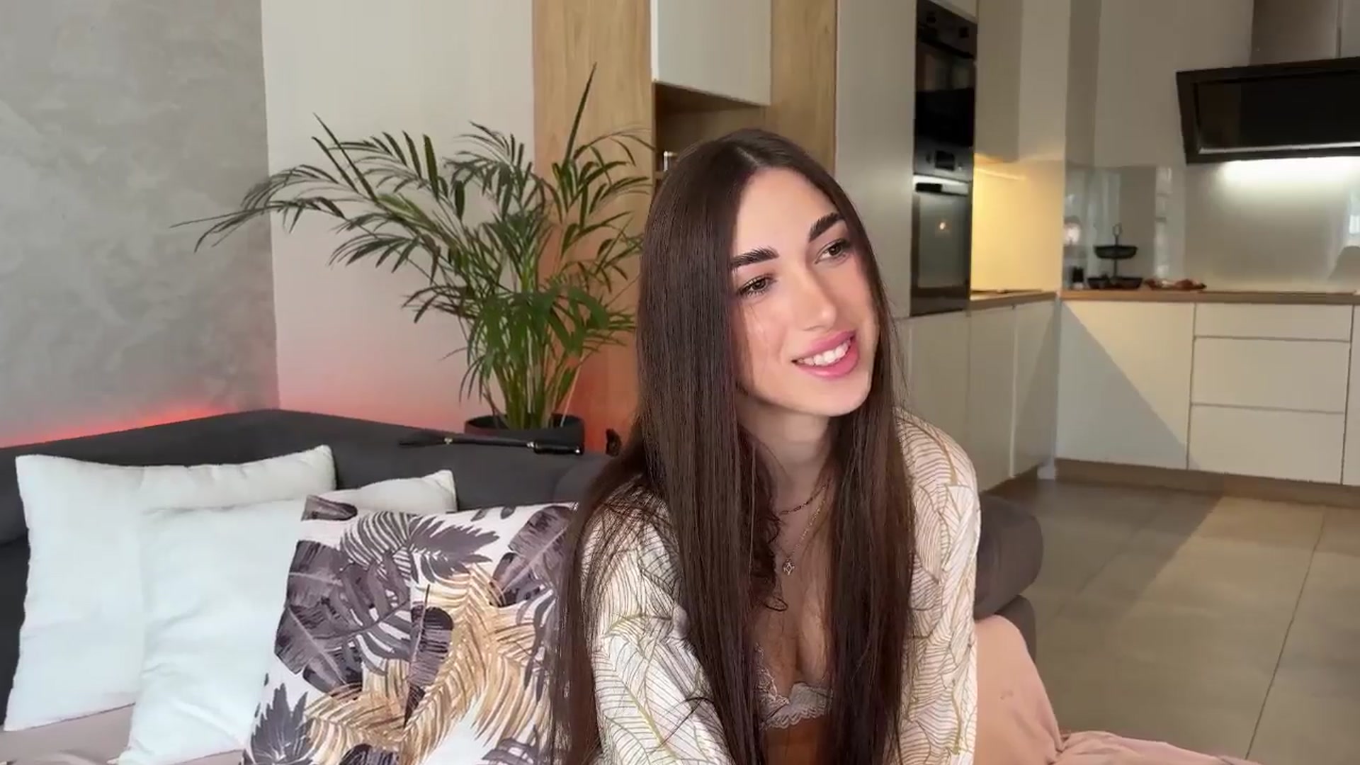 Gallery image thumbnail from AnnaQPassion's myfreecams stream on, 05/29/2025, 07:17 image 10 of 20