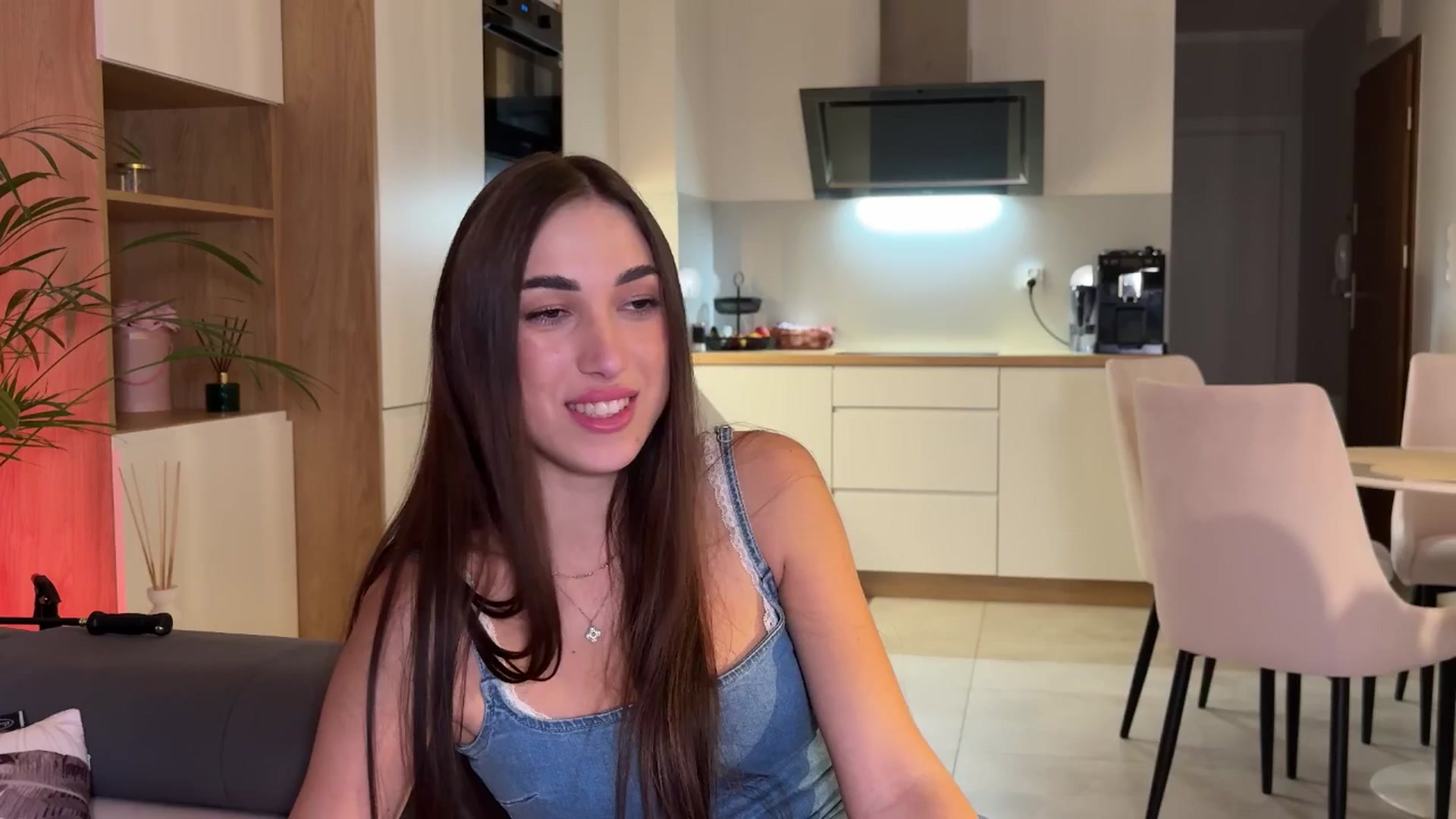 Gallery image thumbnail from AnnaQPassion's myfreecams stream on, 05/29/2025, 20:20 image 3 of 20