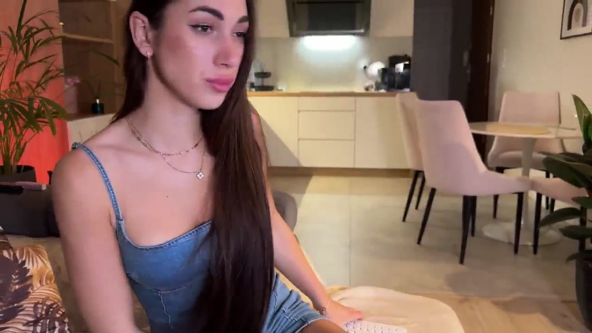Gallery image thumbnail from AnnaQPassion's myfreecams stream on, 06/01/2025, 18:54 image 14 of 20