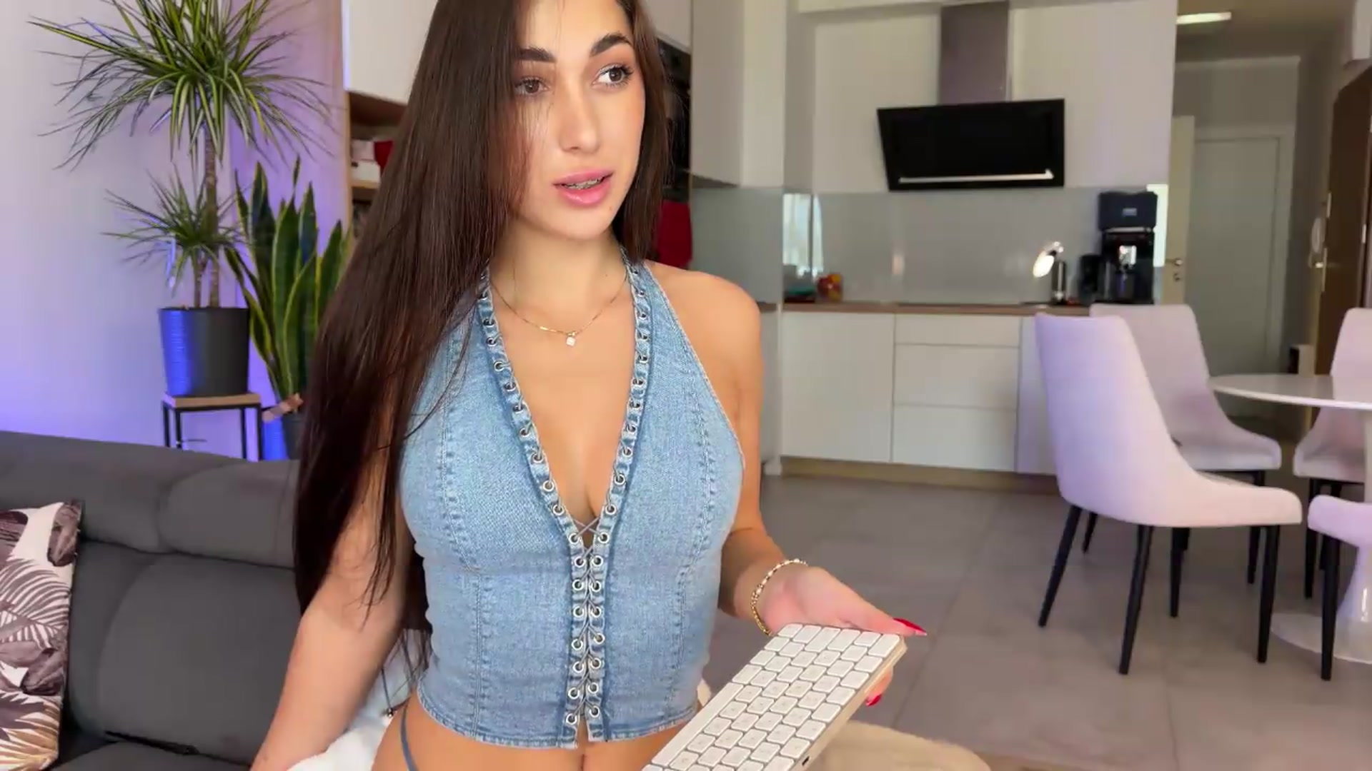 Gallery image thumbnail from AnnaQPassion's myfreecams stream on, 05/10/2026, 08:50 image 18 of 20