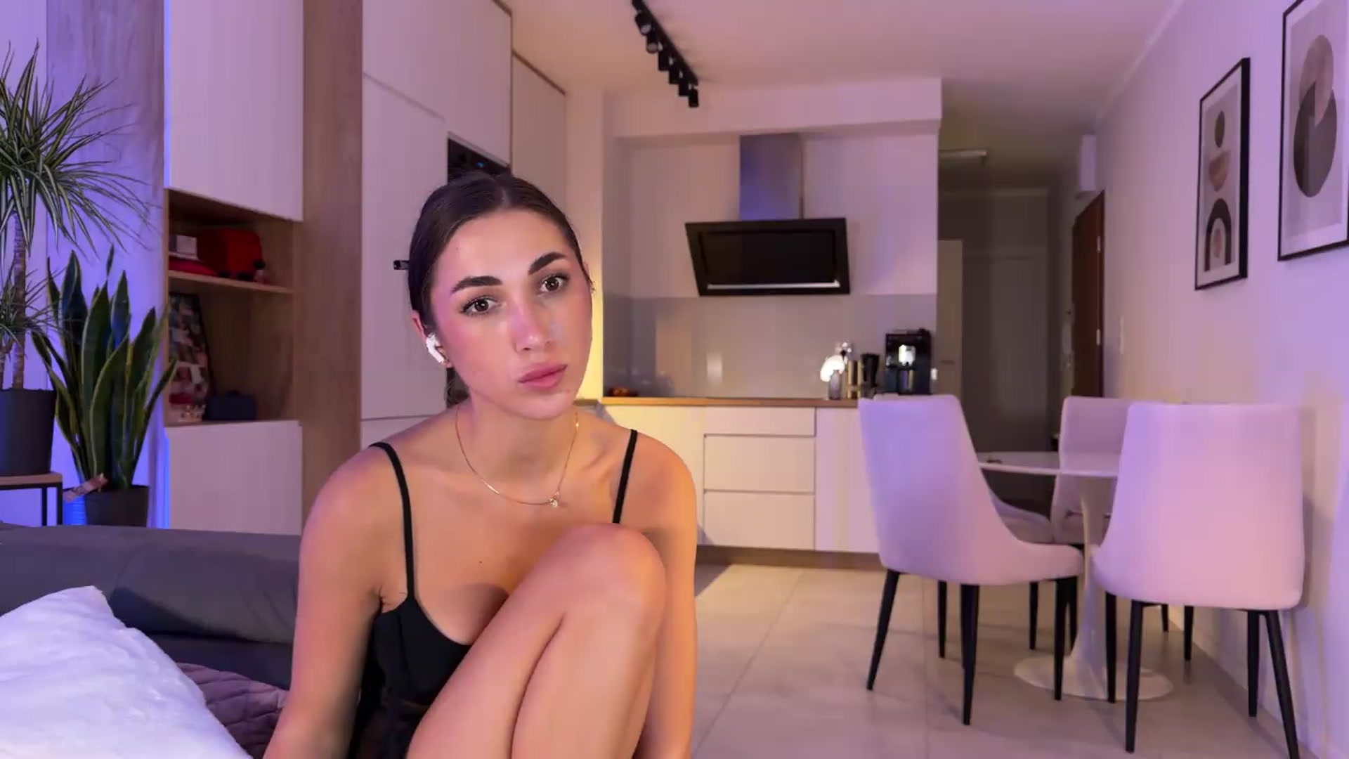 Gallery image thumbnail from AnnaQPassion's myfreecams stream on, 05/25/2026, 19:45 image 20 of 20