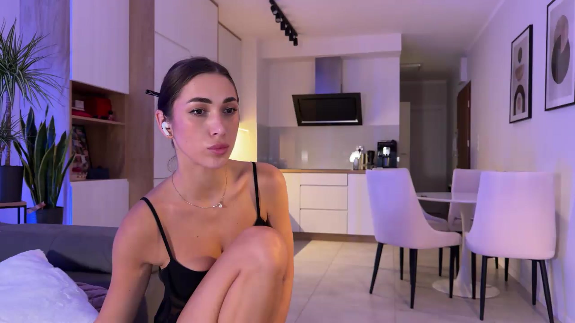 Gallery image thumbnail from AnnaQPassion's myfreecams stream on, 05/25/2026, 19:45 image 19 of 20