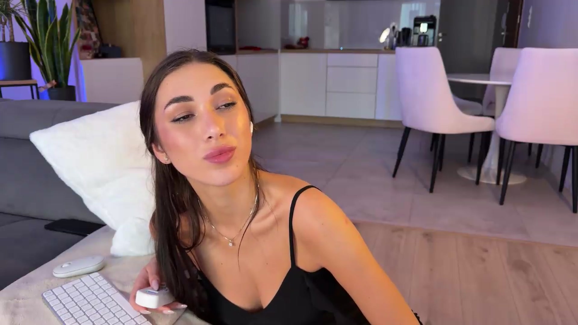 Gallery image thumbnail from AnnaQPassion's myfreecams stream on, 05/26/2026, 18:31 image 5 of 20