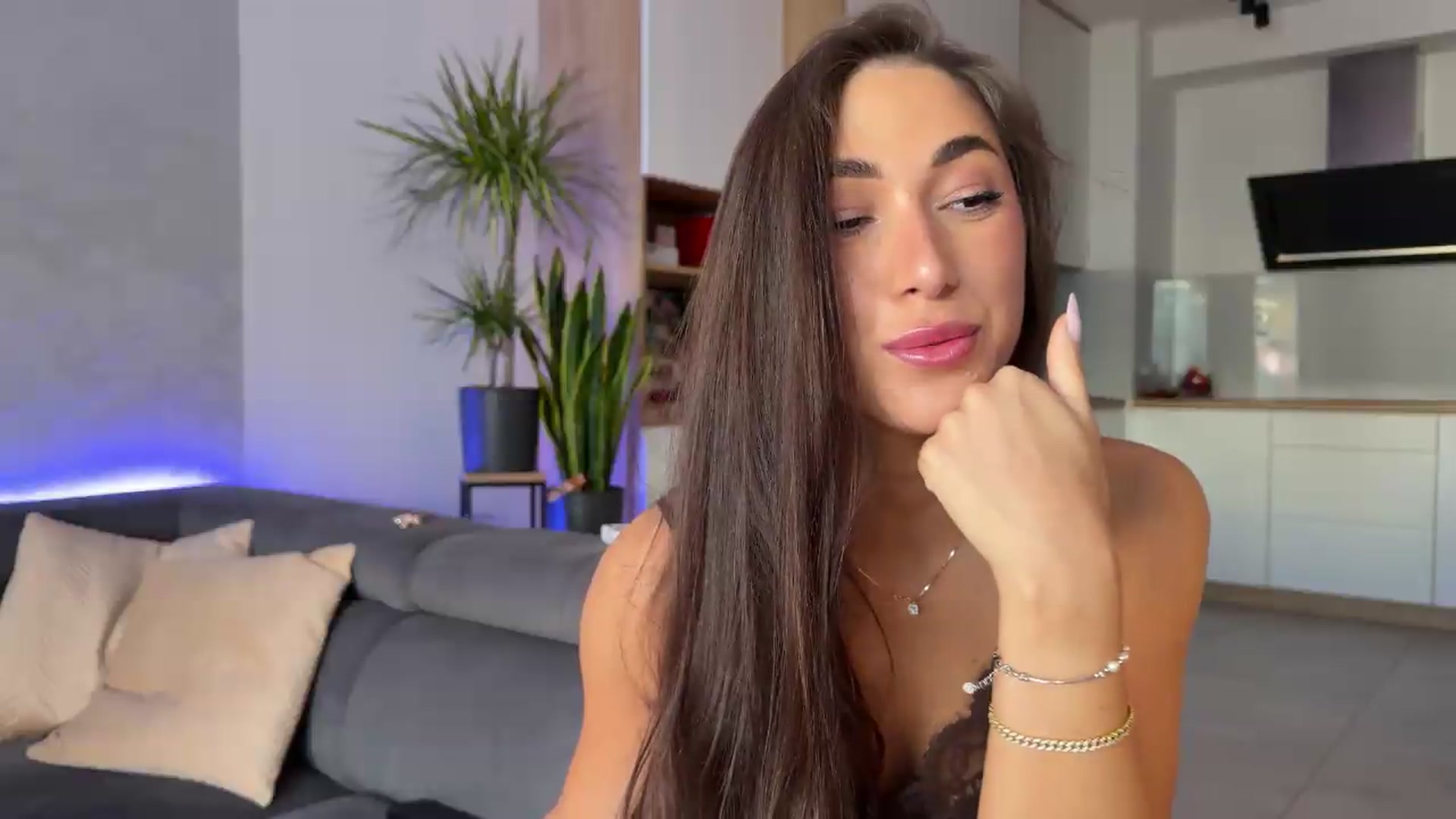 Gallery image thumbnail from AnnaQPassion's myfreecams stream on, 05/28/2026, 05:06 image 12 of 20