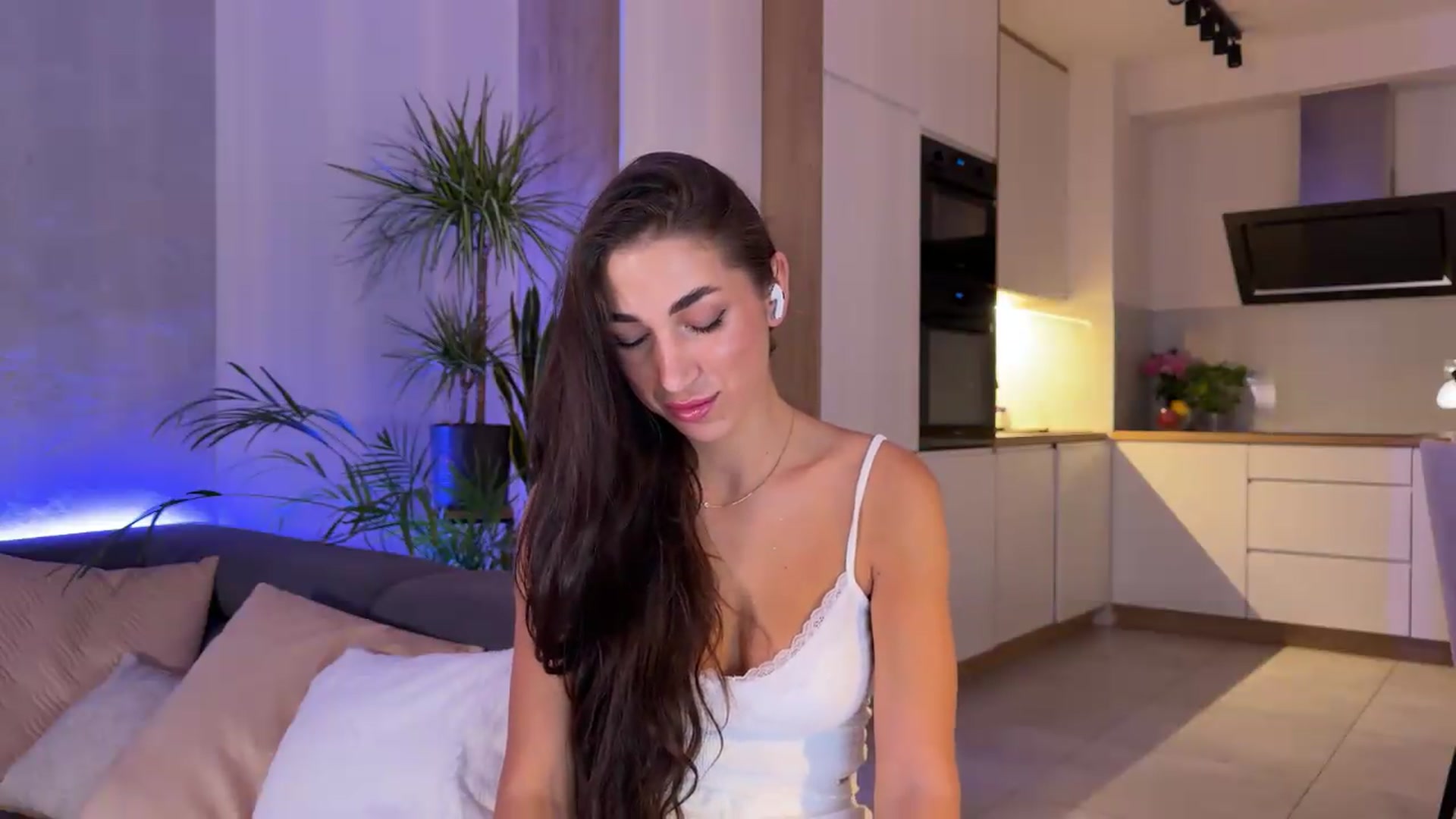 Gallery image thumbnail from AnnaQPassion's myfreecams stream on, 06/06/2026, 20:22 image 7 of 20