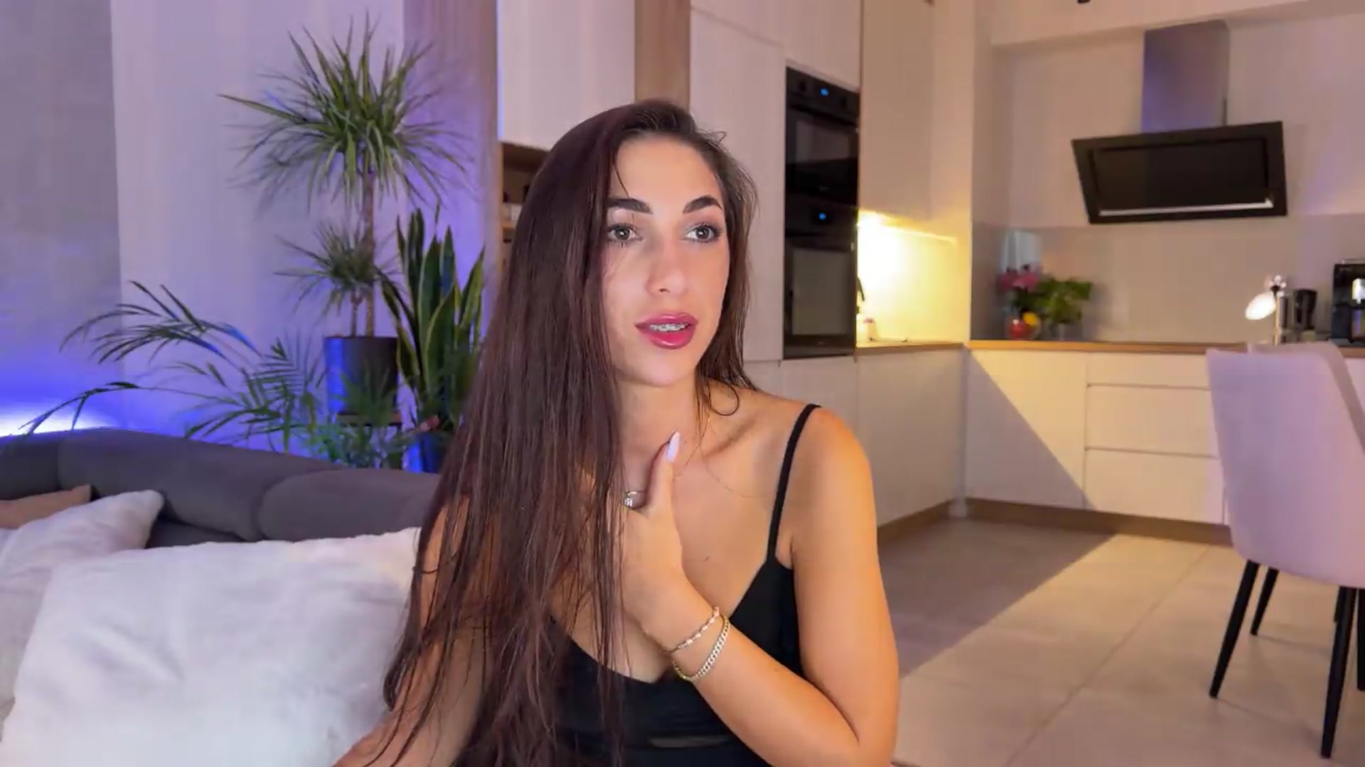 Gallery image thumbnail from AnnaQPassion's myfreecams stream on, 06/07/2026, 18:16 image 11 of 20