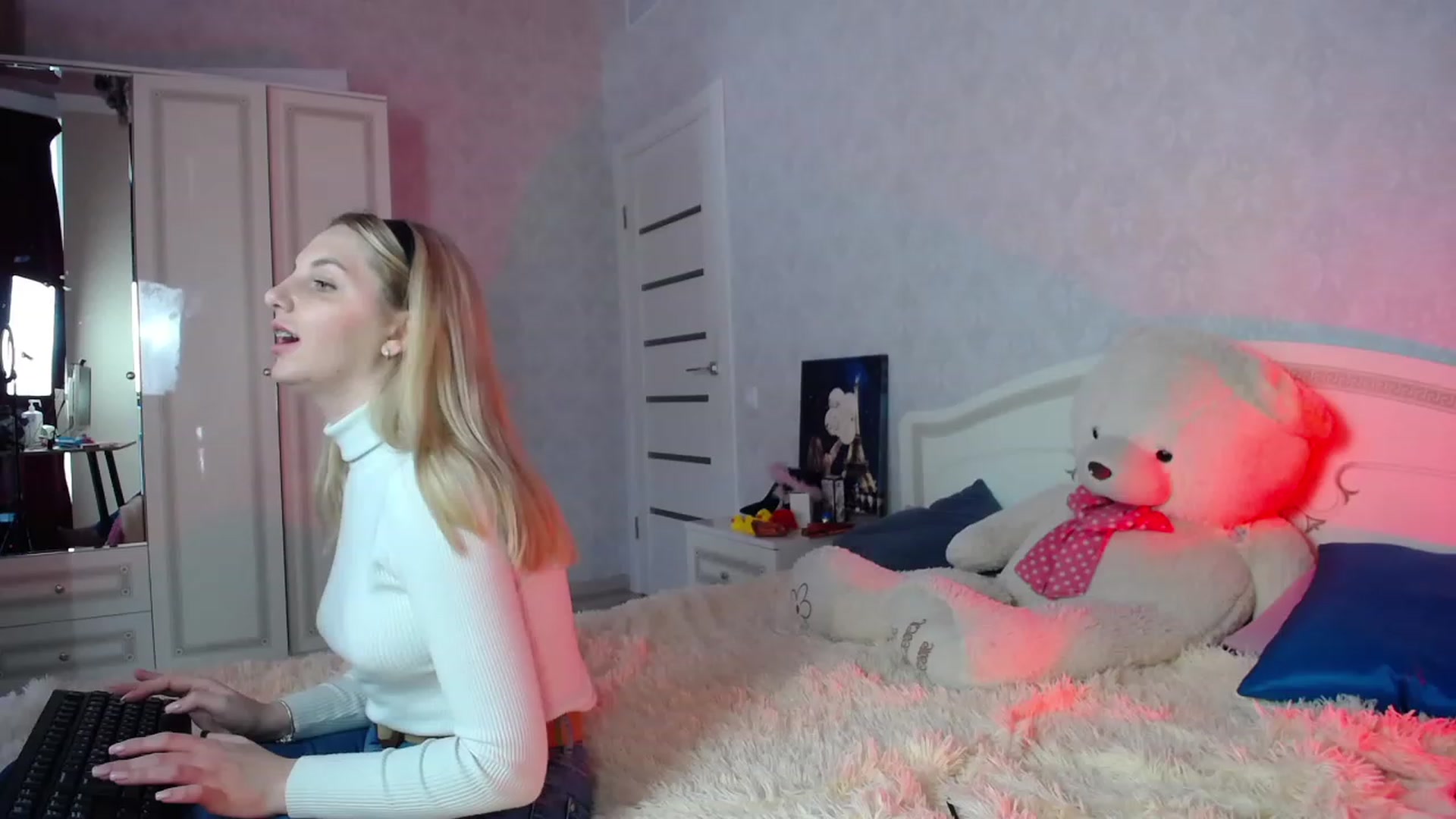 Gallery image thumbnail from AnnaRalphs's myfreecams stream on, 02/26/2024, 12:57 image 9 of 20