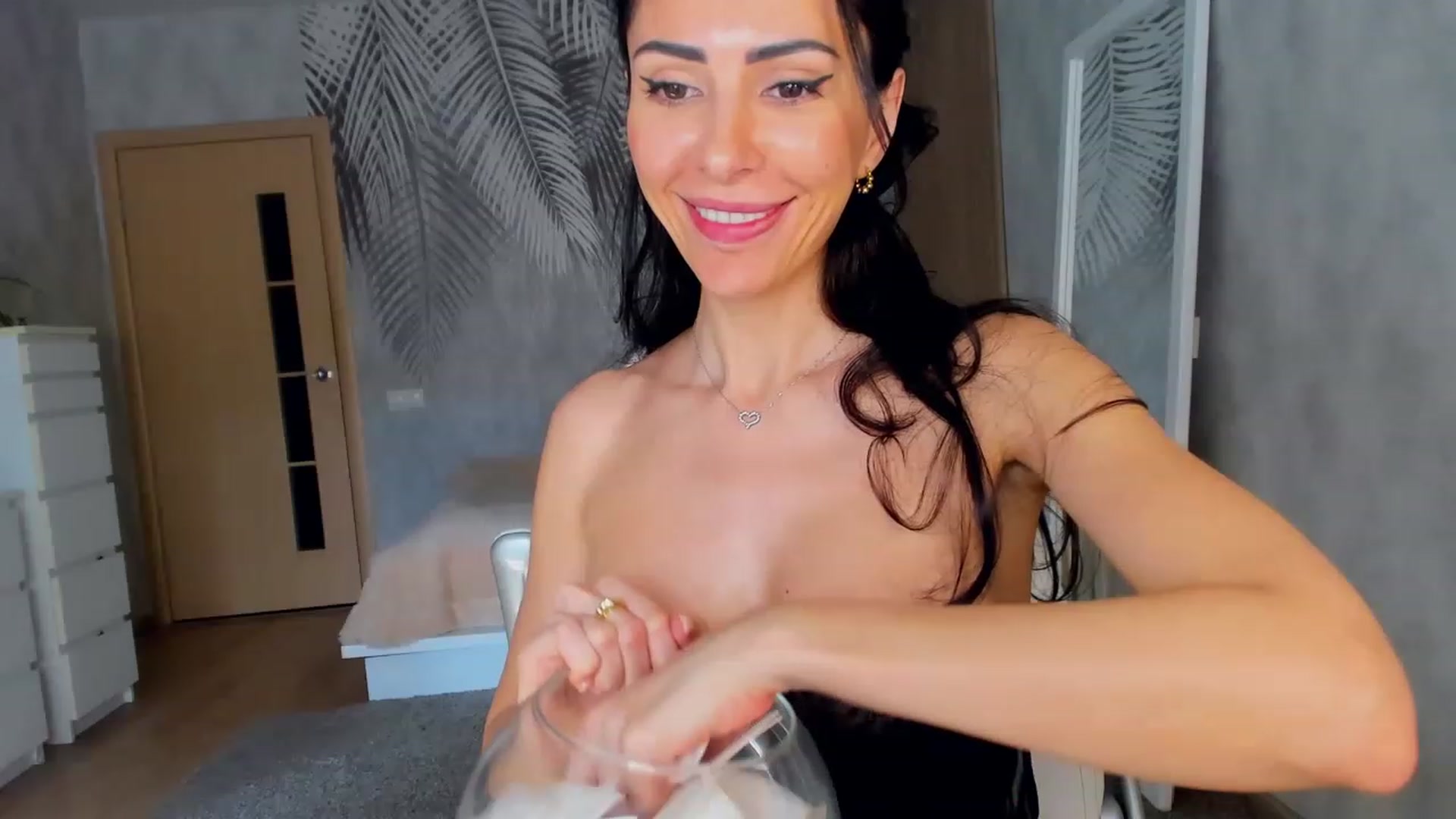 Gallery image thumbnail from AnnaRos's myfreecams stream on, 04/10/2023, 08:22 image 13 of 20