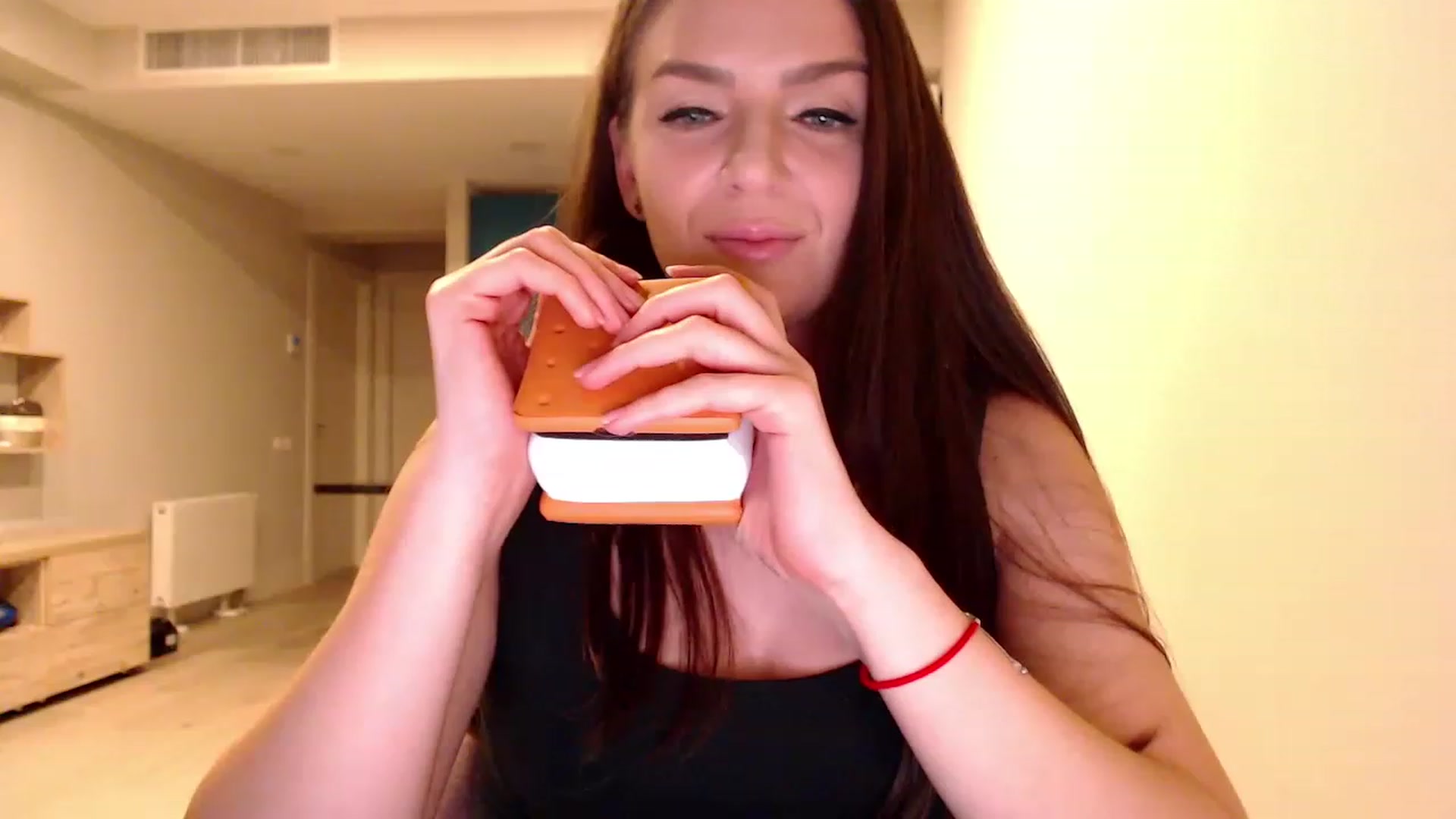 Gallery image thumbnail from AnnaTheCute's myfreecams stream on, 03/12/2023, 08:04 image 13 of 20