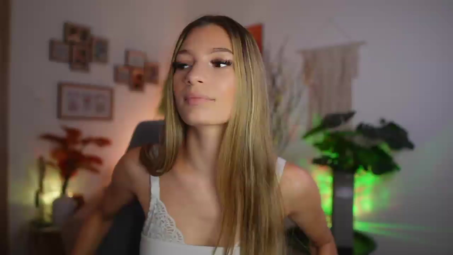 Gallery image thumbnail from Anna_Brie's myfreecams stream on, 08/19/2026, 13:26 image 18 of 20