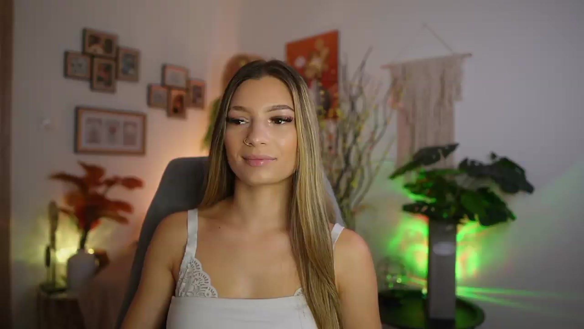 Gallery image thumbnail from Anna_Brie's myfreecams stream on, 08/19/2026, 13:47 image 16 of 20