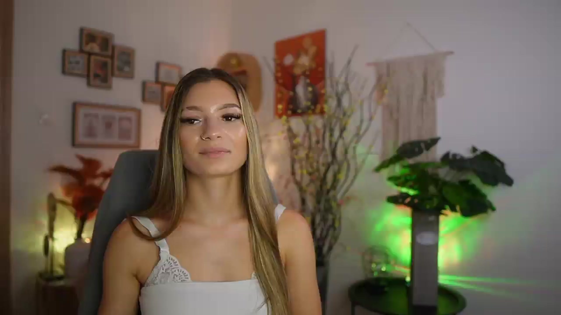 Gallery image thumbnail from Anna_Brie's myfreecams stream on, 08/19/2026, 18:00 image 18 of 20