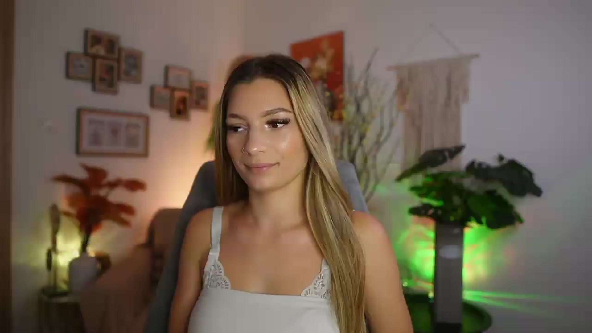 Gallery image thumbnail from Anna_Brie's myfreecams stream on, 08/19/2026, 18:00 image 10 of 20