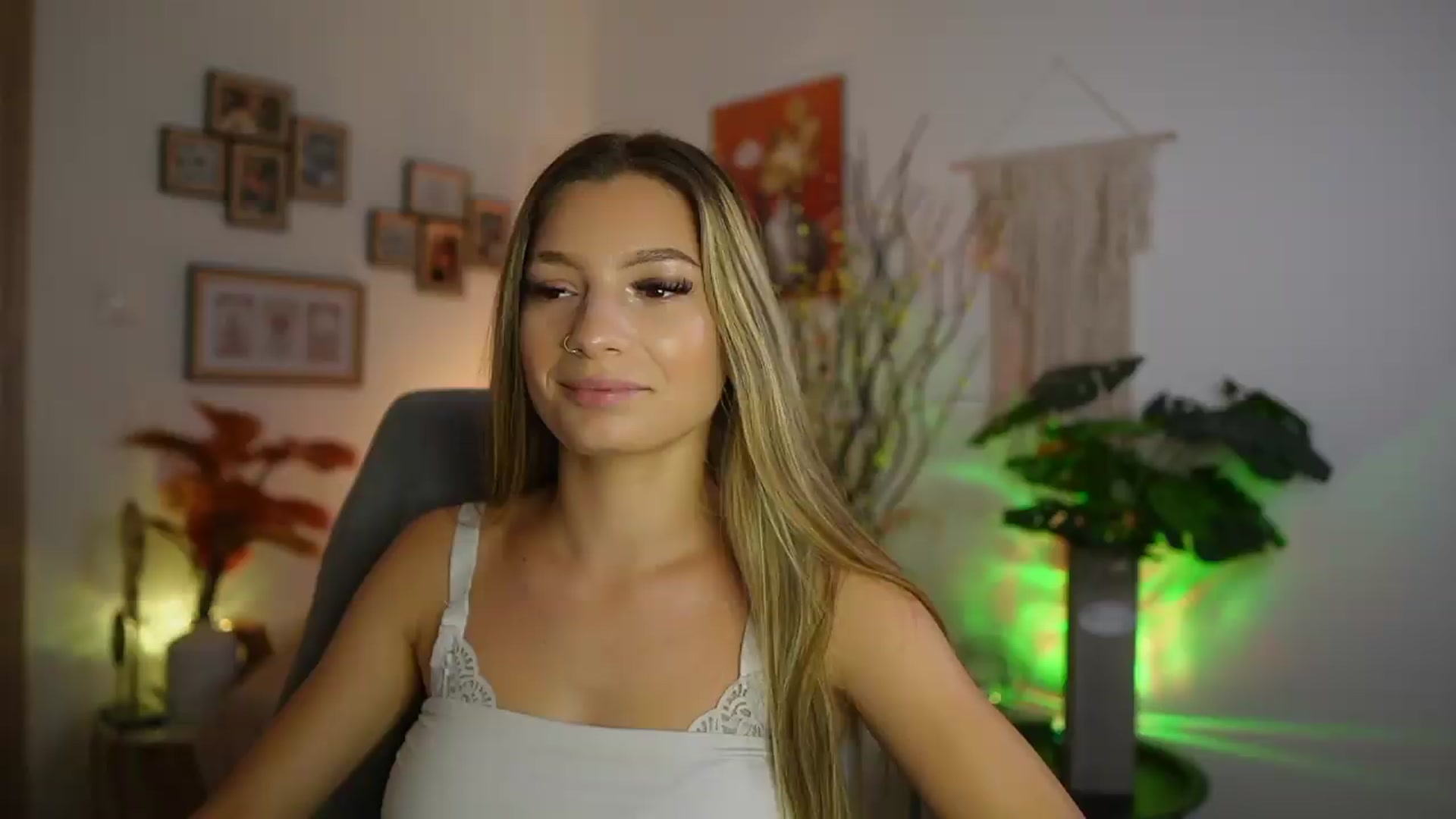 Gallery image thumbnail from Anna_Brie's myfreecams stream on, 08/19/2026, 18:00 image 1 of 20