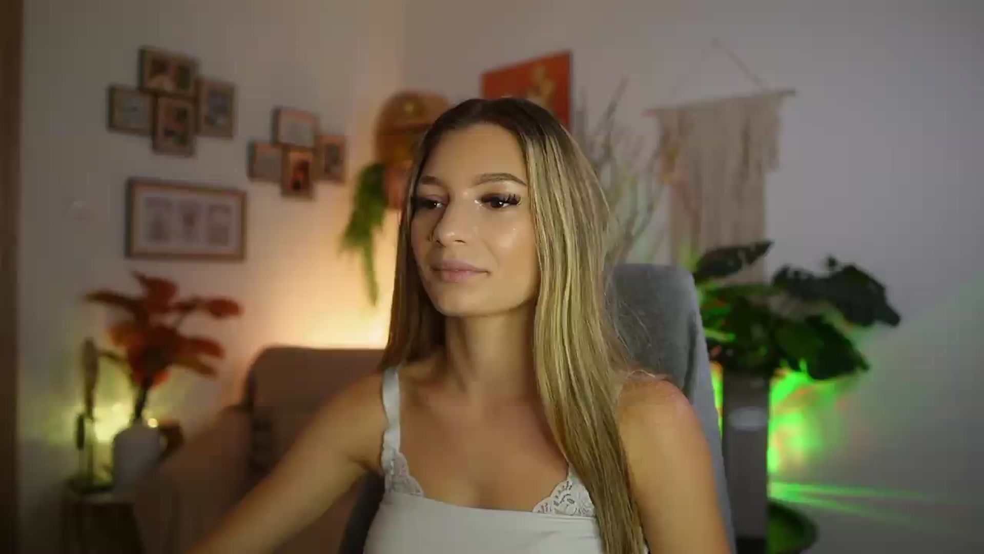 Gallery image thumbnail from Anna_Brie's myfreecams stream on, 08/19/2026, 18:00 image 2 of 20