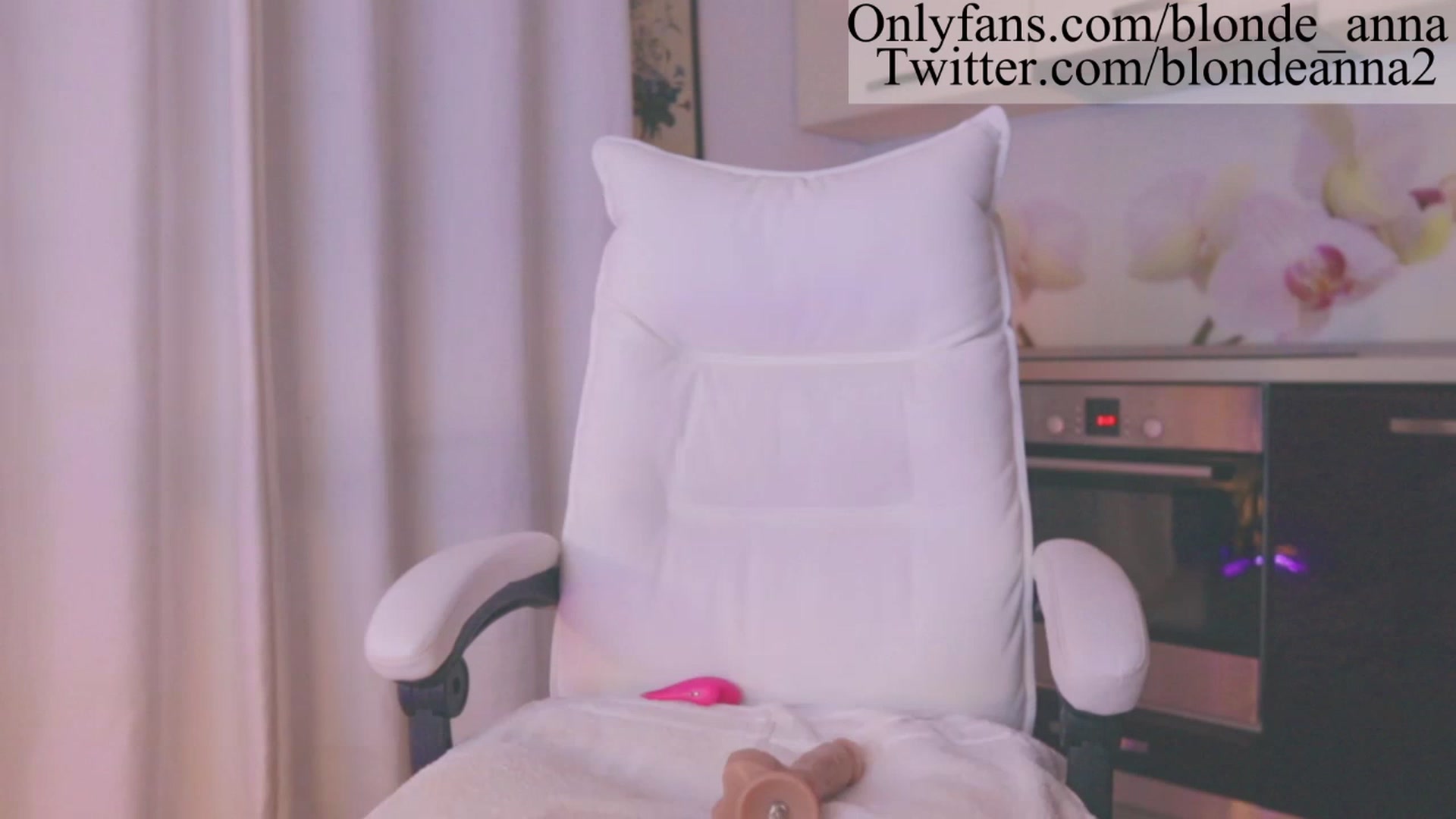 Gallery image thumbnail from Anna_Brown's myfreecams stream on, 08/04/2023, 17:13 image 8 of 20