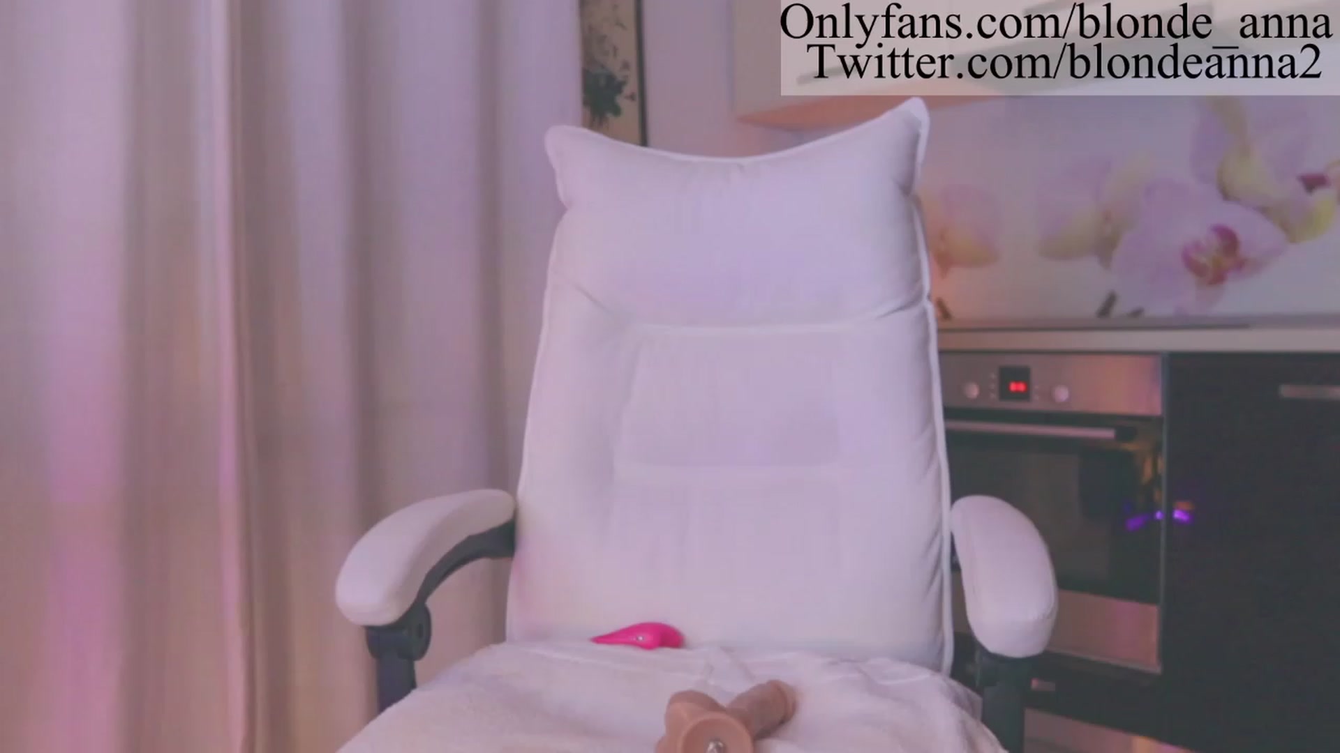Gallery image thumbnail from Anna_Brown's myfreecams stream on, 08/04/2023, 17:13 image 6 of 20