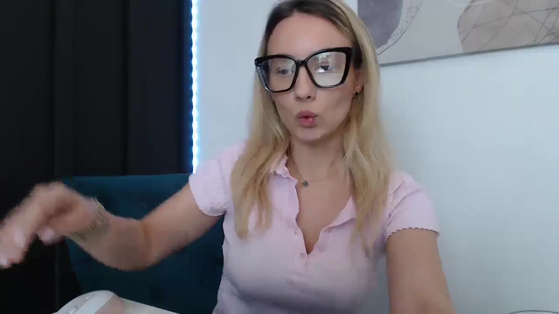 Gallery image thumbnail from Anna_E's myfreecams stream on, 10/16/2025, 10:09 image 18 of 20