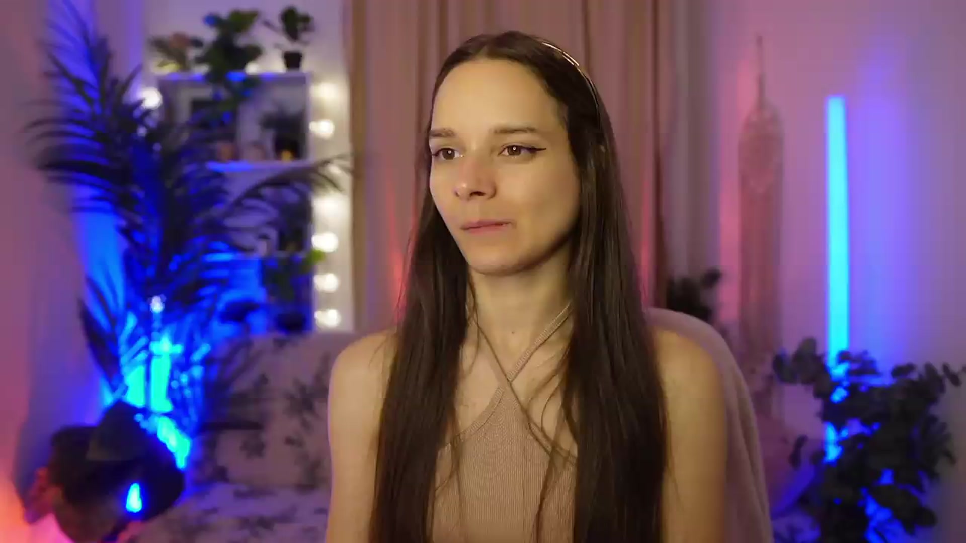 Gallery image thumbnail from Anna_Leah's myfreecams stream on, 07/19/2026, 20:46 image 5 of 20
