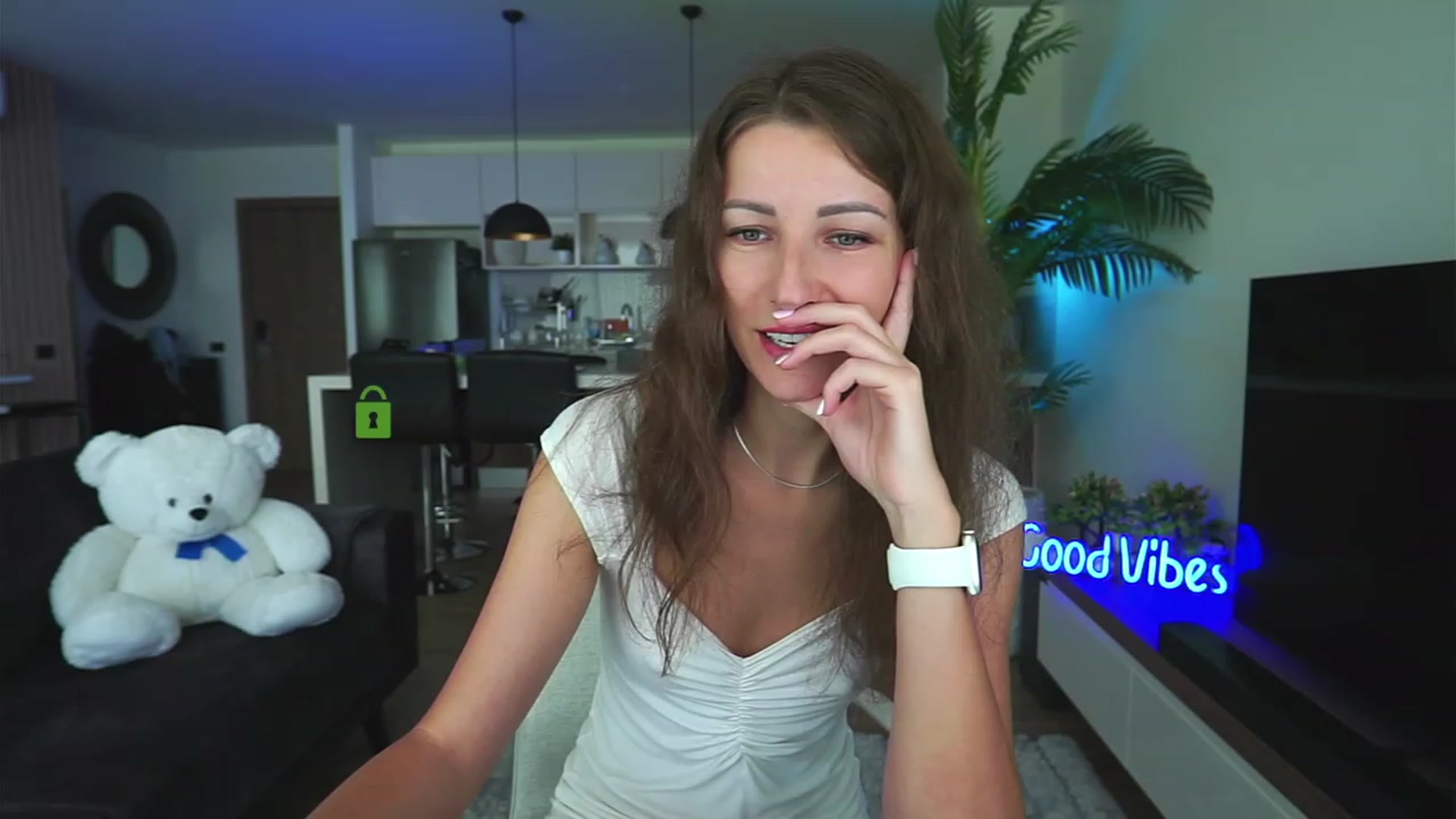 Gallery image thumbnail from Anna_Shine89's myfreecams stream on, 12/12/2022, 02:32 image 8 of 20
