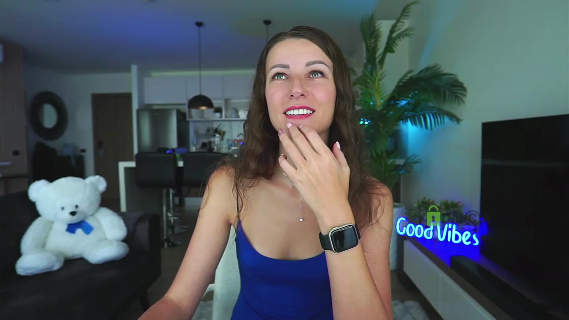 Gallery image thumbnail from Anna_Shine89's myfreecams stream on, 12/13/2022, 02:00 image 10 of 20