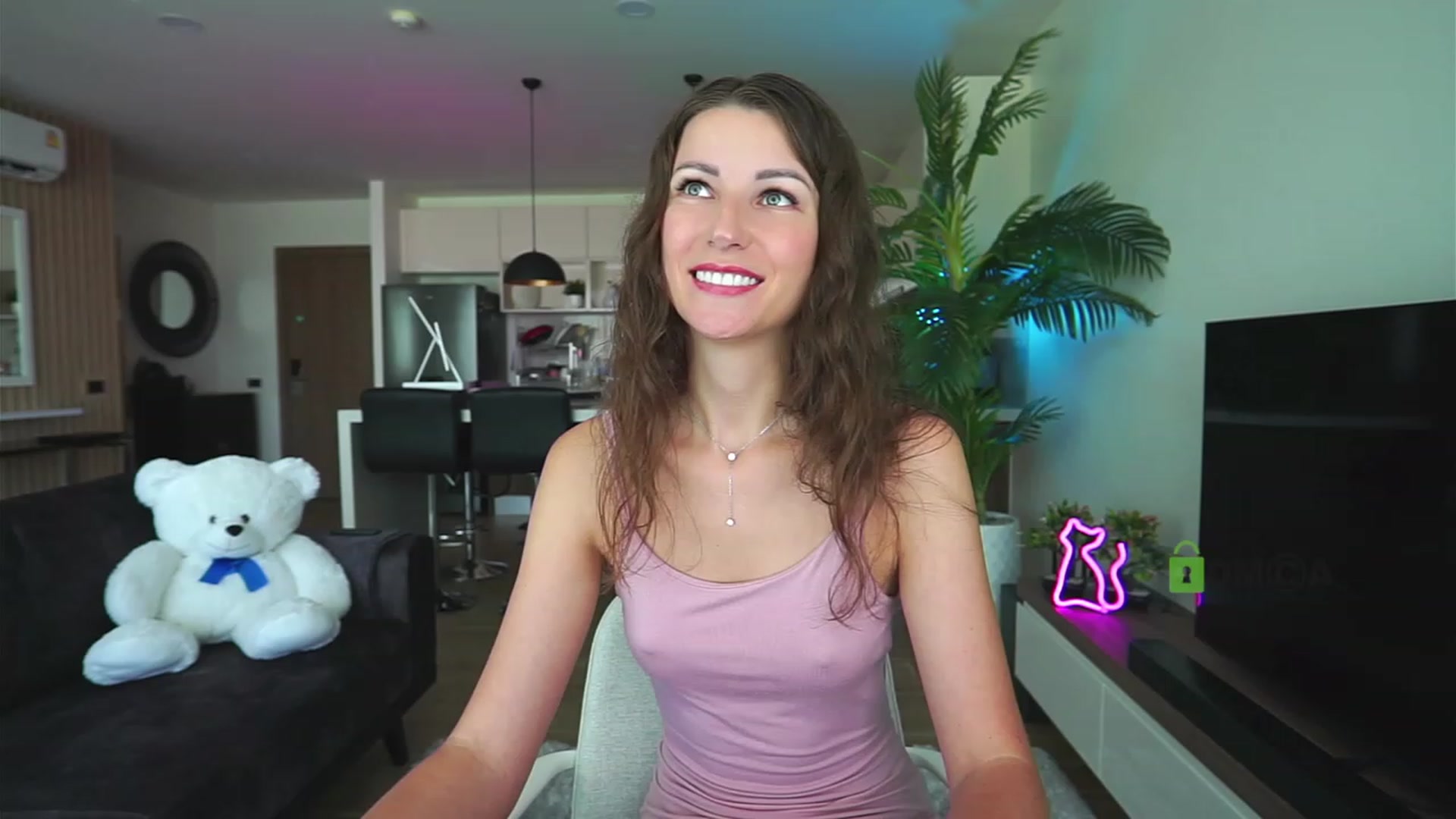 Gallery image thumbnail from Anna_Shine89's myfreecams stream on, 12/20/2022, 01:29 image 17 of 20
