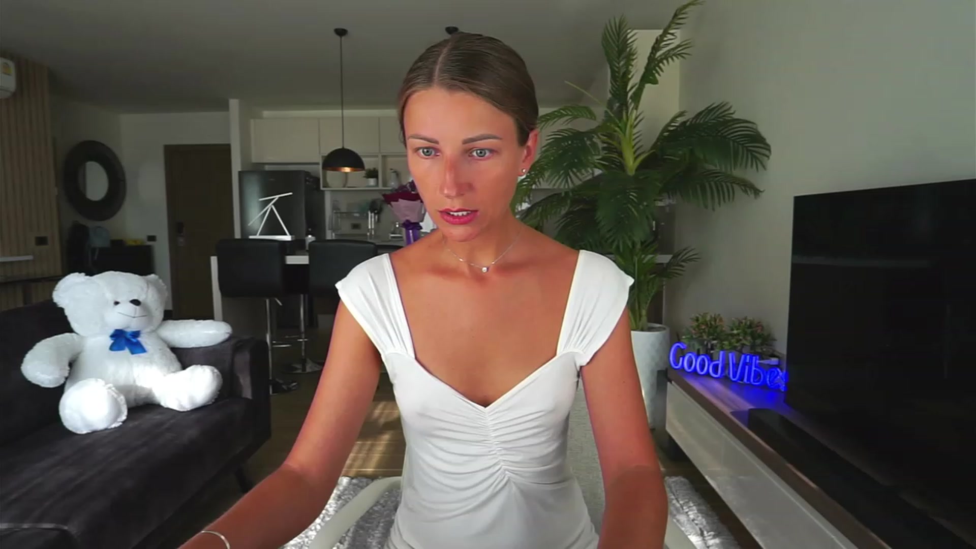 Gallery image thumbnail from Anna_Shine89's myfreecams stream on, 04/01/2023, 10:18 image 2 of 20