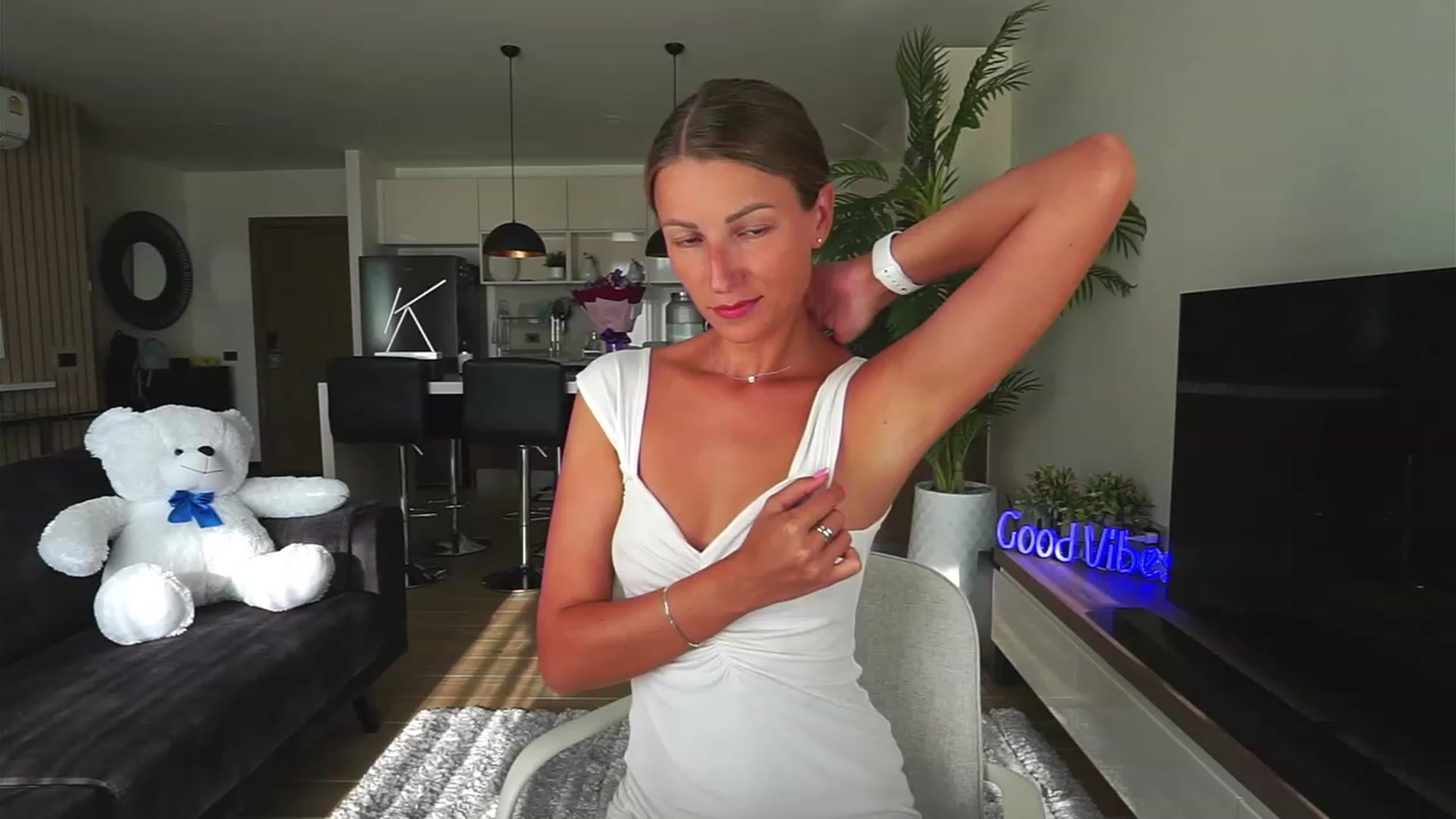 Gallery image thumbnail from Anna_Shine89's myfreecams stream on, 04/01/2023, 10:18 image 4 of 20
