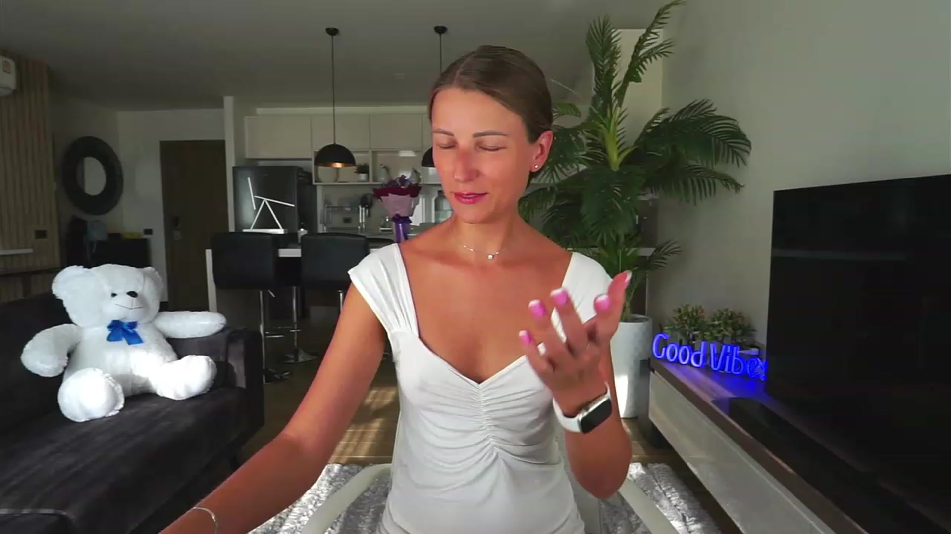 Gallery image thumbnail from Anna_Shine89's myfreecams stream on, 04/01/2023, 10:18 image 3 of 20