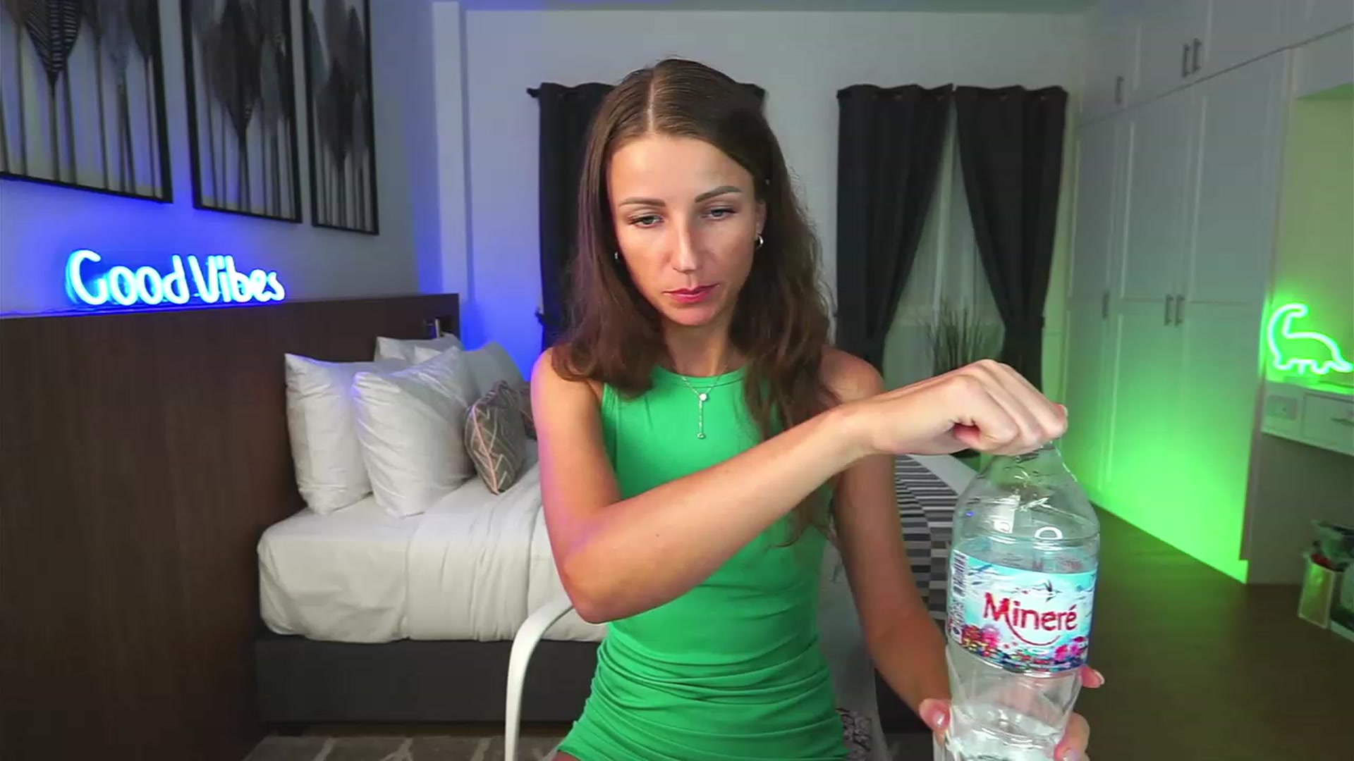 Gallery image thumbnail from Anna_Shine89's myfreecams stream on, 01/01/2024, 15:54 image 15 of 20