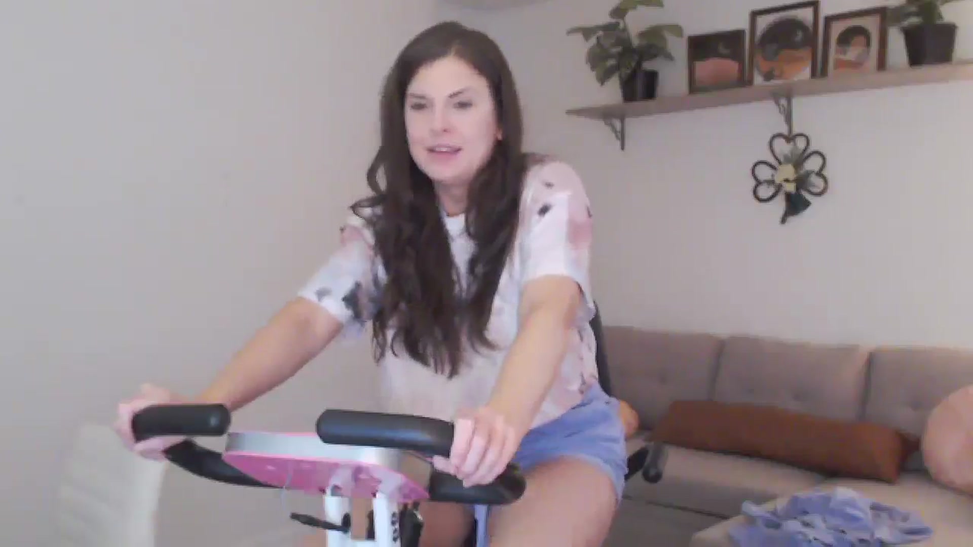Gallery image thumbnail from Anna__Online's myfreecams stream on, 03/03/2024, 22:10 image 11 of 20