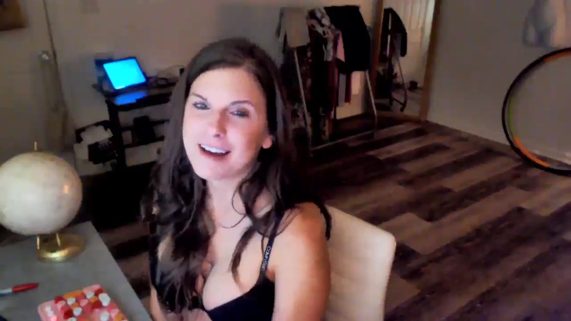 Gallery image thumbnail from Anna__Online's myfreecams stream on, 05/20/2024, 02:54 image 20 of 20