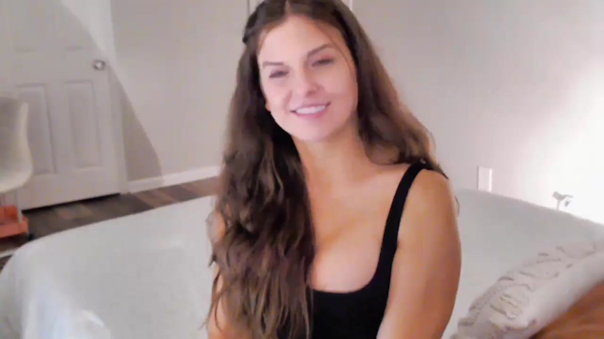 Gallery image thumbnail from Anna__Online's myfreecams stream on, 08/09/2024, 03:19 image 10 of 20