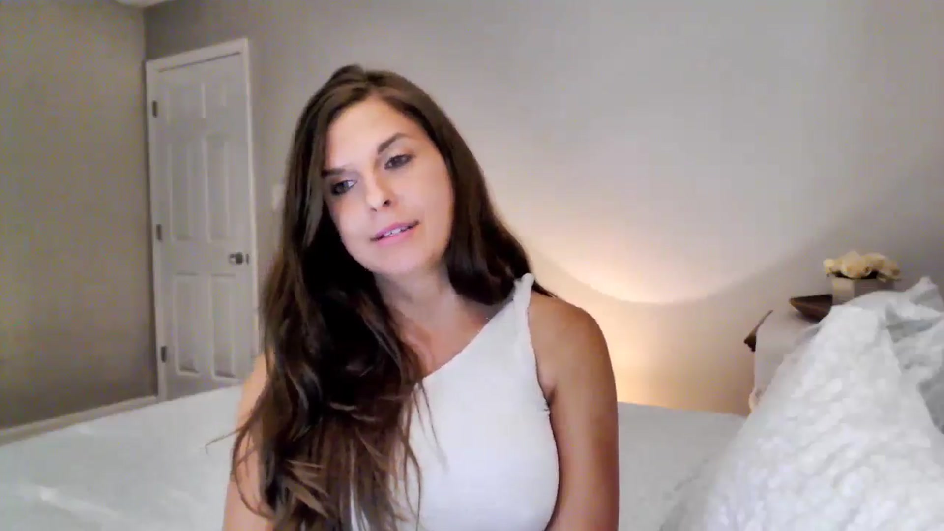 Gallery image thumbnail from Anna__Online's myfreecams stream on, 08/22/2024, 03:01 image 18 of 20