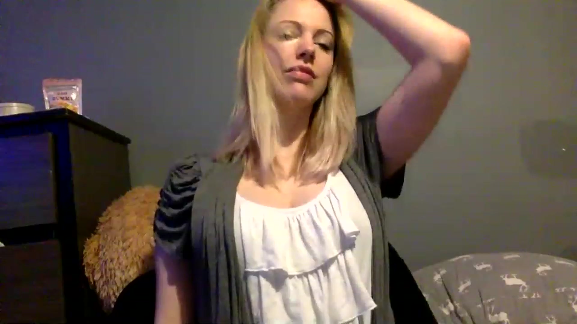 Gallery image thumbnail from Annabanana18's myfreecams stream on, 01/16/2023, 17:16 image 14 of 20