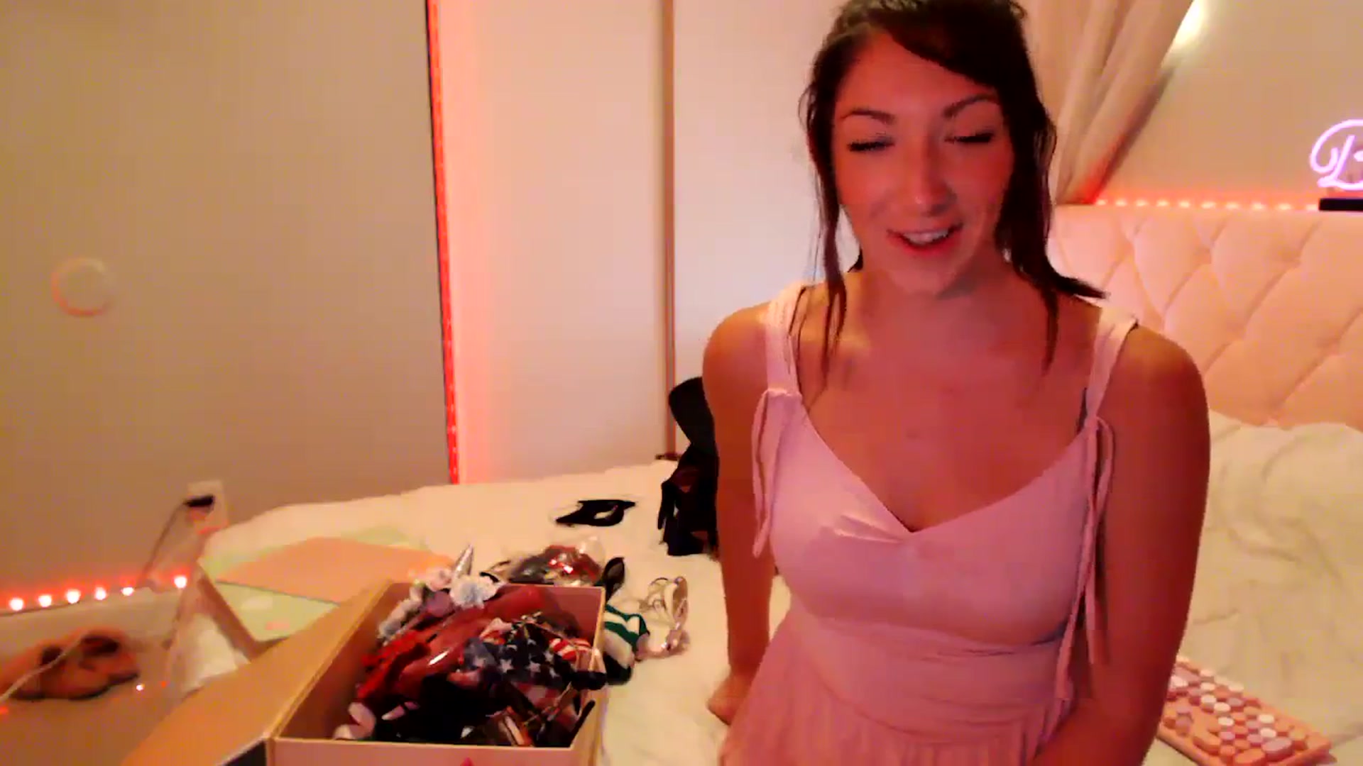 Gallery image thumbnail from Annafaux96's myfreecams stream on, 10/09/2023, 24:22 image 20 of 20