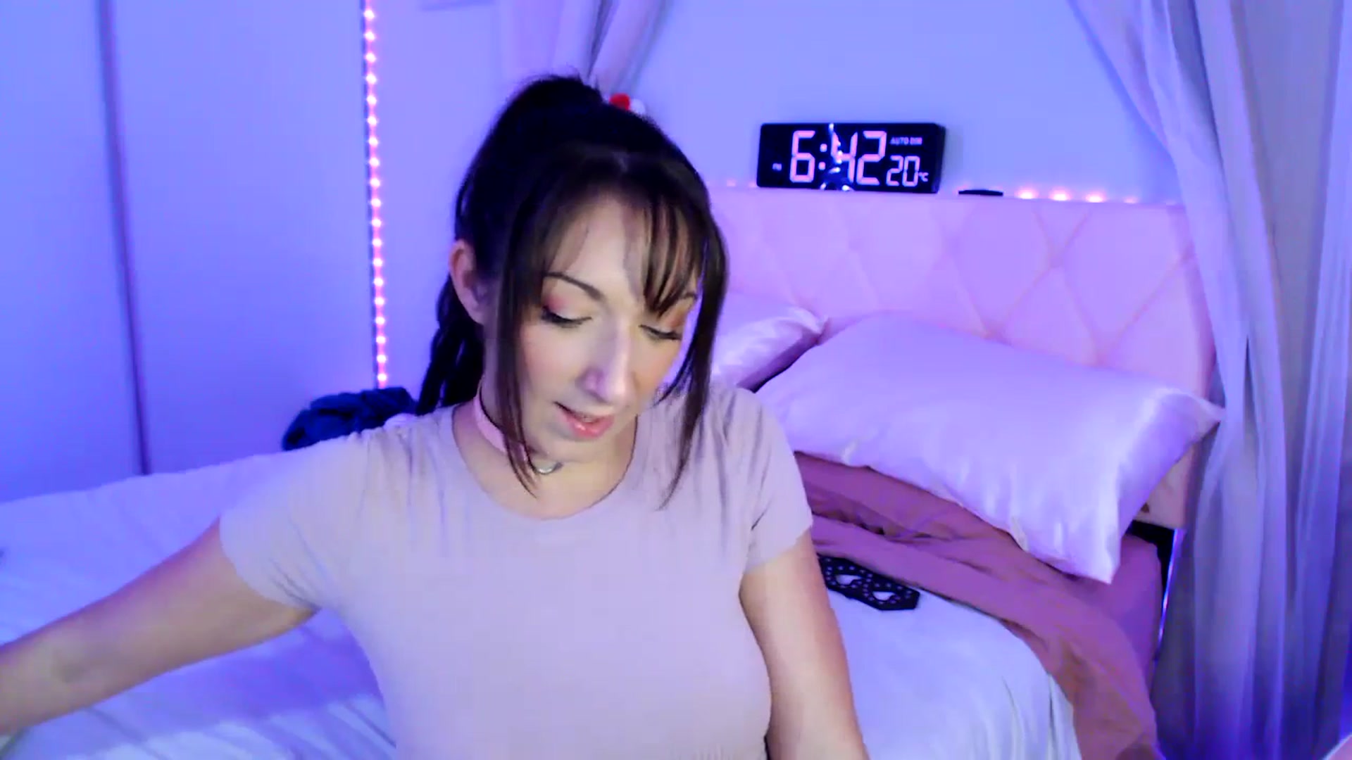Gallery image thumbnail from Annafaux96's myfreecams stream on, 11/30/2023, 24:03 image 18 of 20