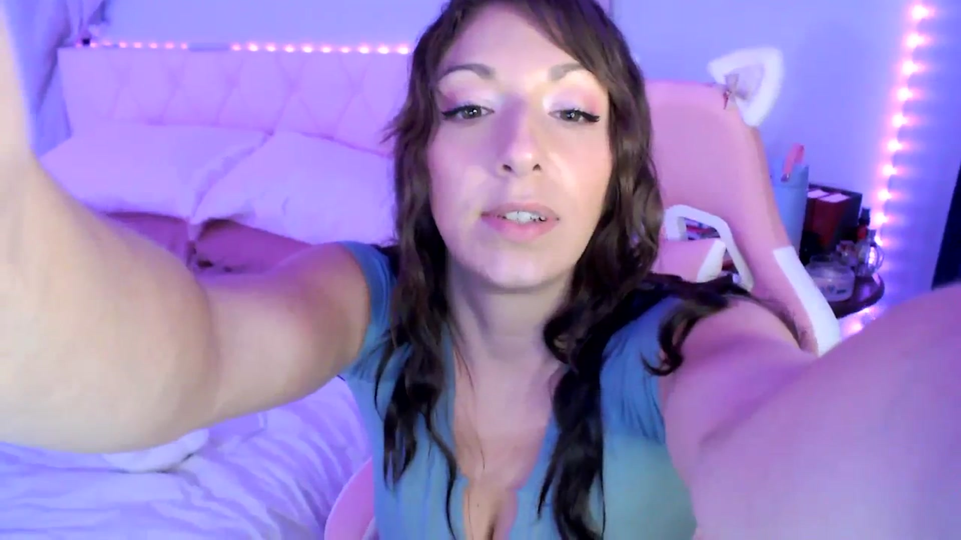 Gallery image thumbnail from Annafaux96's myfreecams stream on, 01/06/2024, 24:28 image 4 of 20