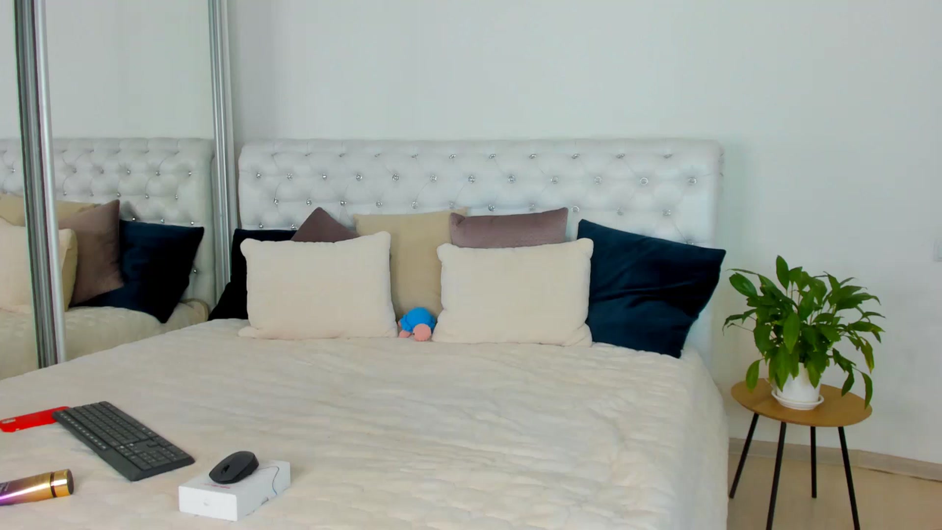 Gallery image thumbnail from Annalils's myfreecams stream on, 12/23/2022, 07:38 image 19 of 20