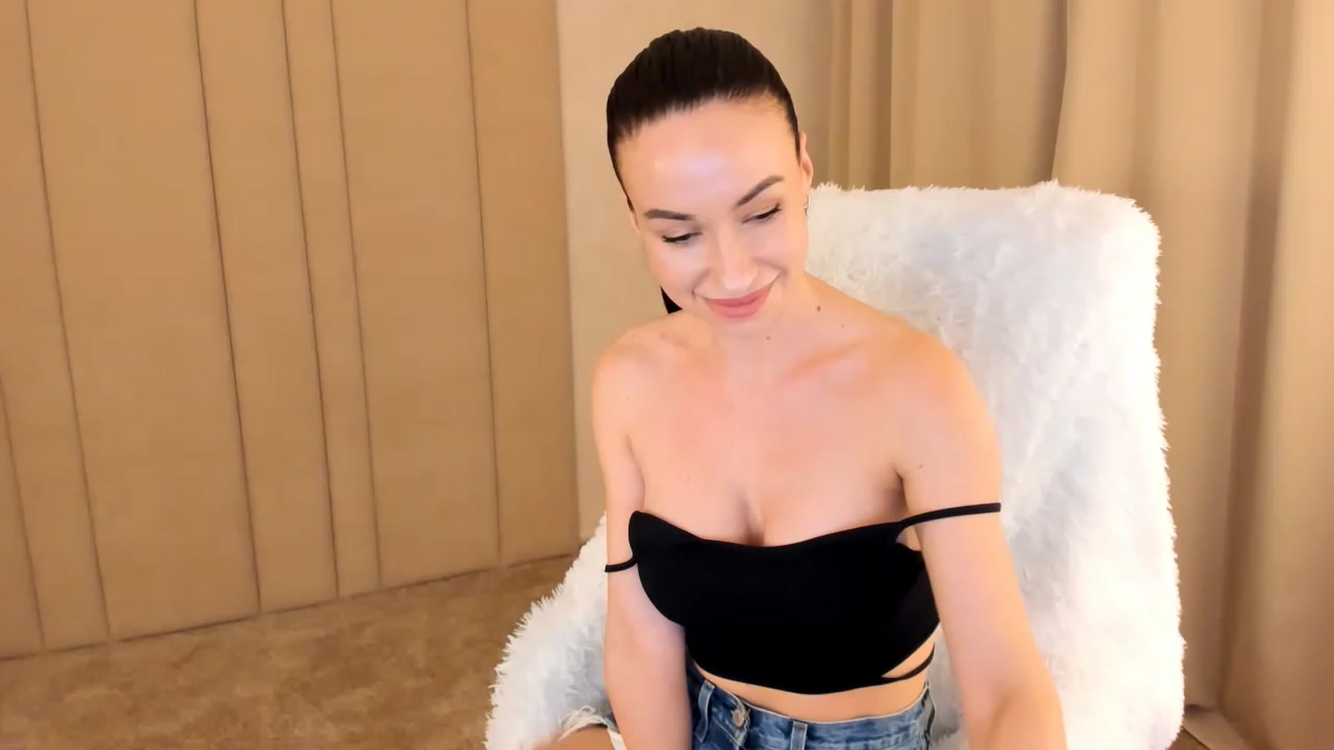 Gallery image thumbnail from Annalils's myfreecams stream on, 02/25/2023, 17:54 image 1 of 20
