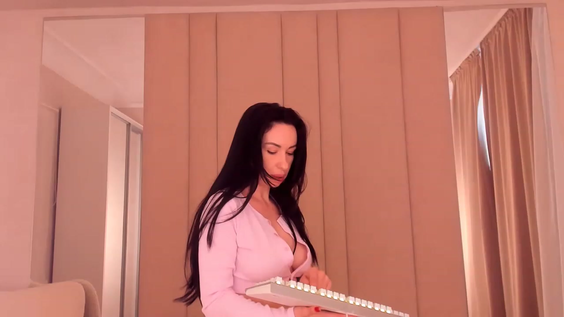 Gallery image thumbnail from Annalils's myfreecams stream on, 04/10/2023, 06:39 image 15 of 20