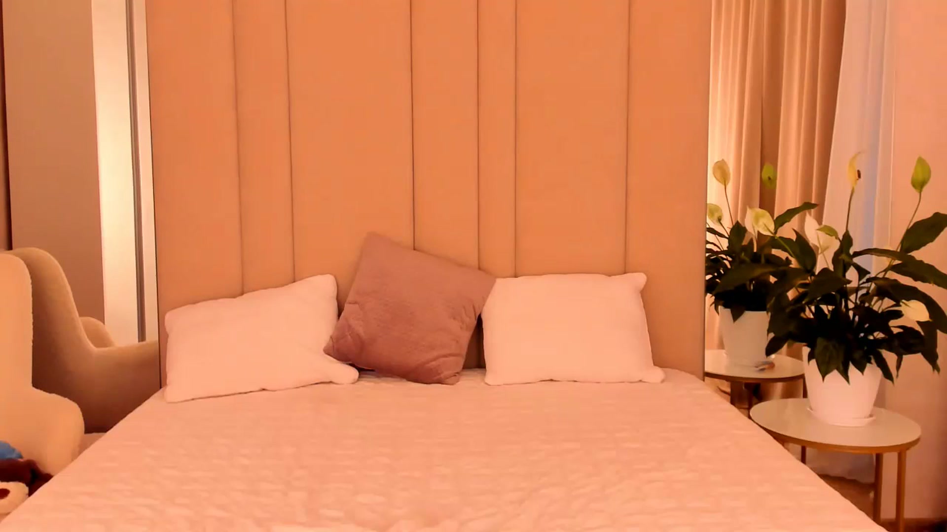 Gallery image thumbnail from Annalils's myfreecams stream on, 06/15/2023, 03:37 image 16 of 20
