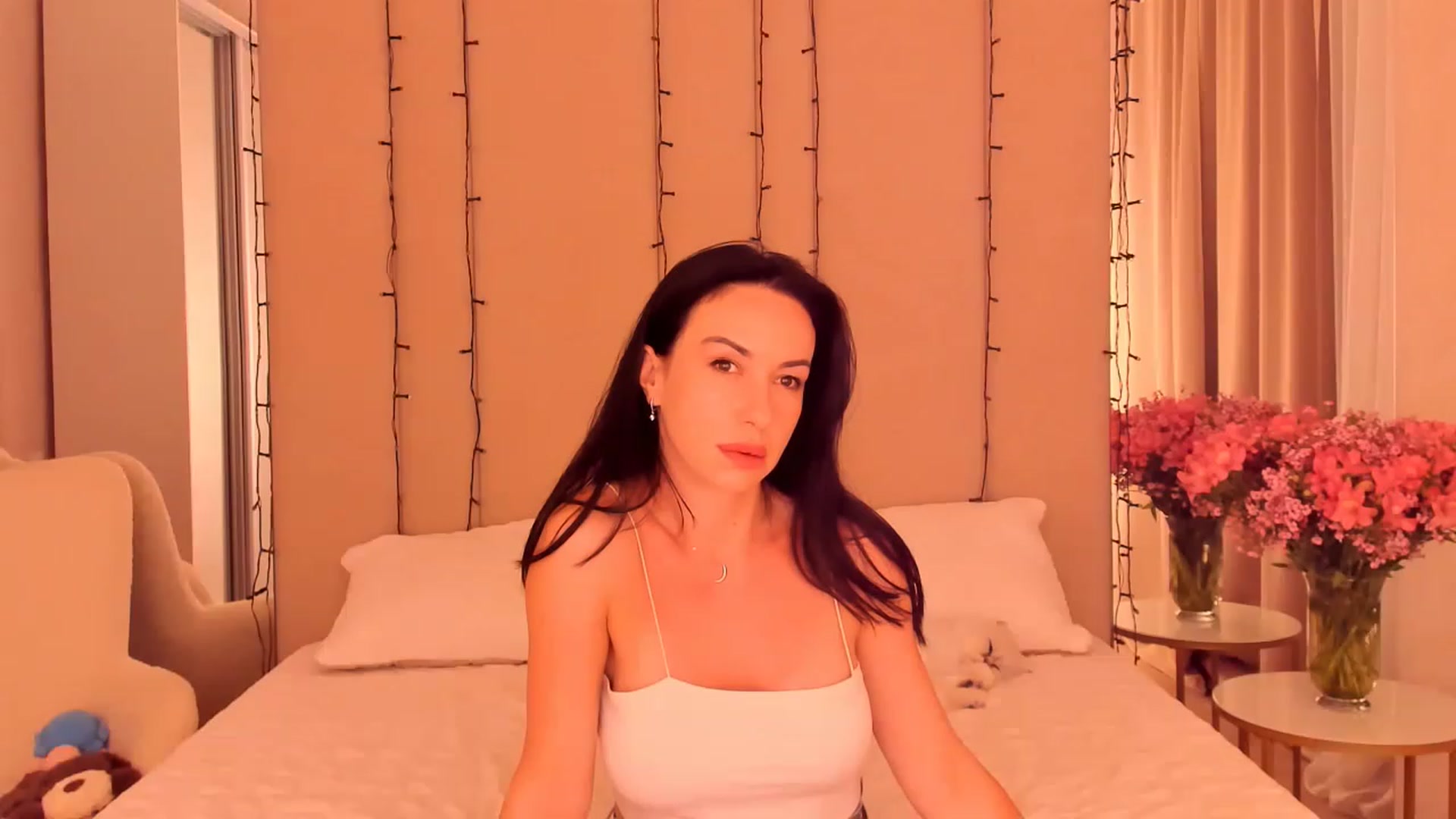 Gallery image thumbnail from Annalils's myfreecams stream on, 06/16/2023, 22:46 image 2 of 20