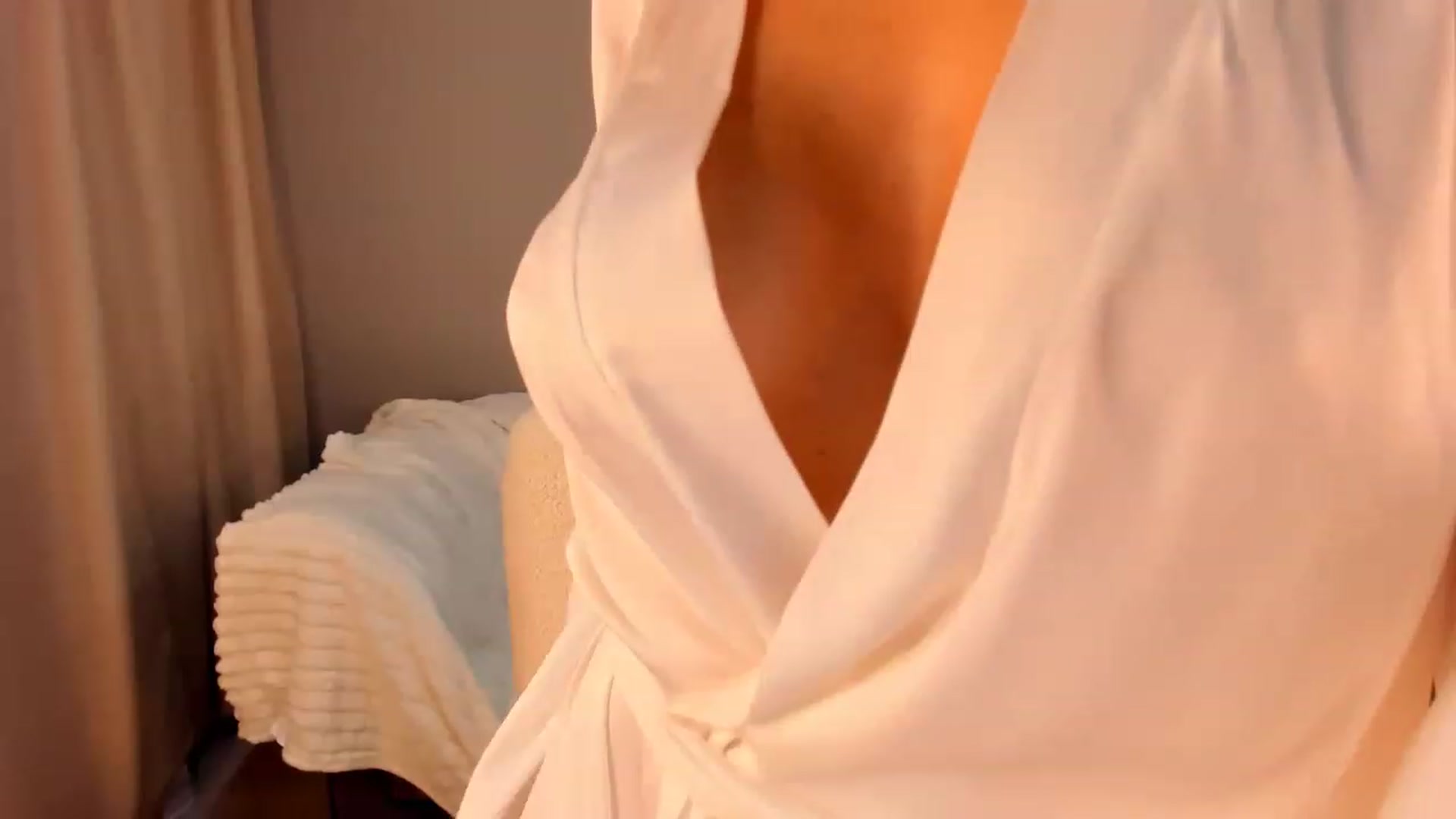 Gallery image thumbnail from Annalils's myfreecams stream on, 08/03/2023, 04:40 image 14 of 20