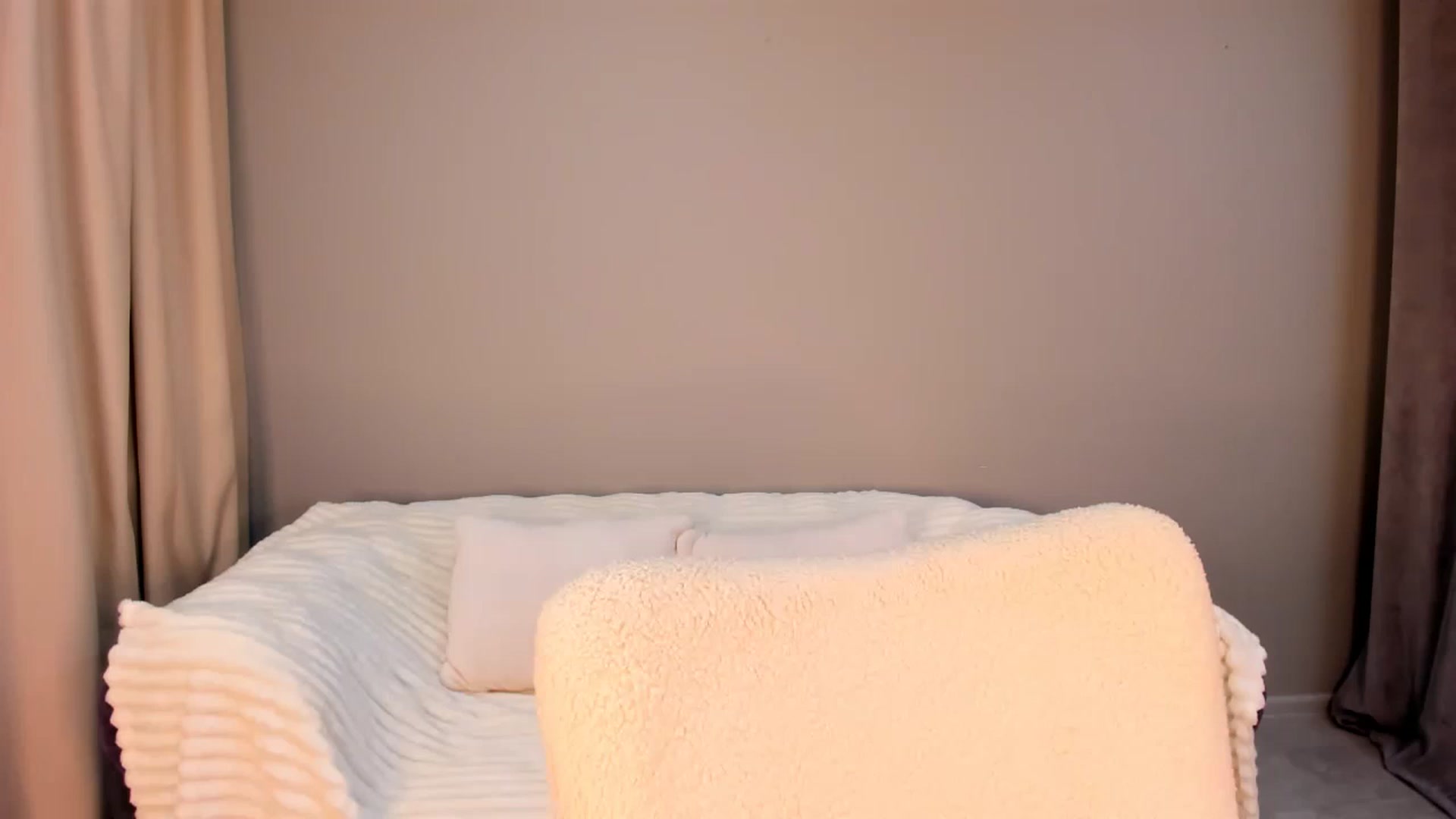 Gallery image thumbnail from Annalils's myfreecams stream on, 08/08/2023, 05:10 image 8 of 20