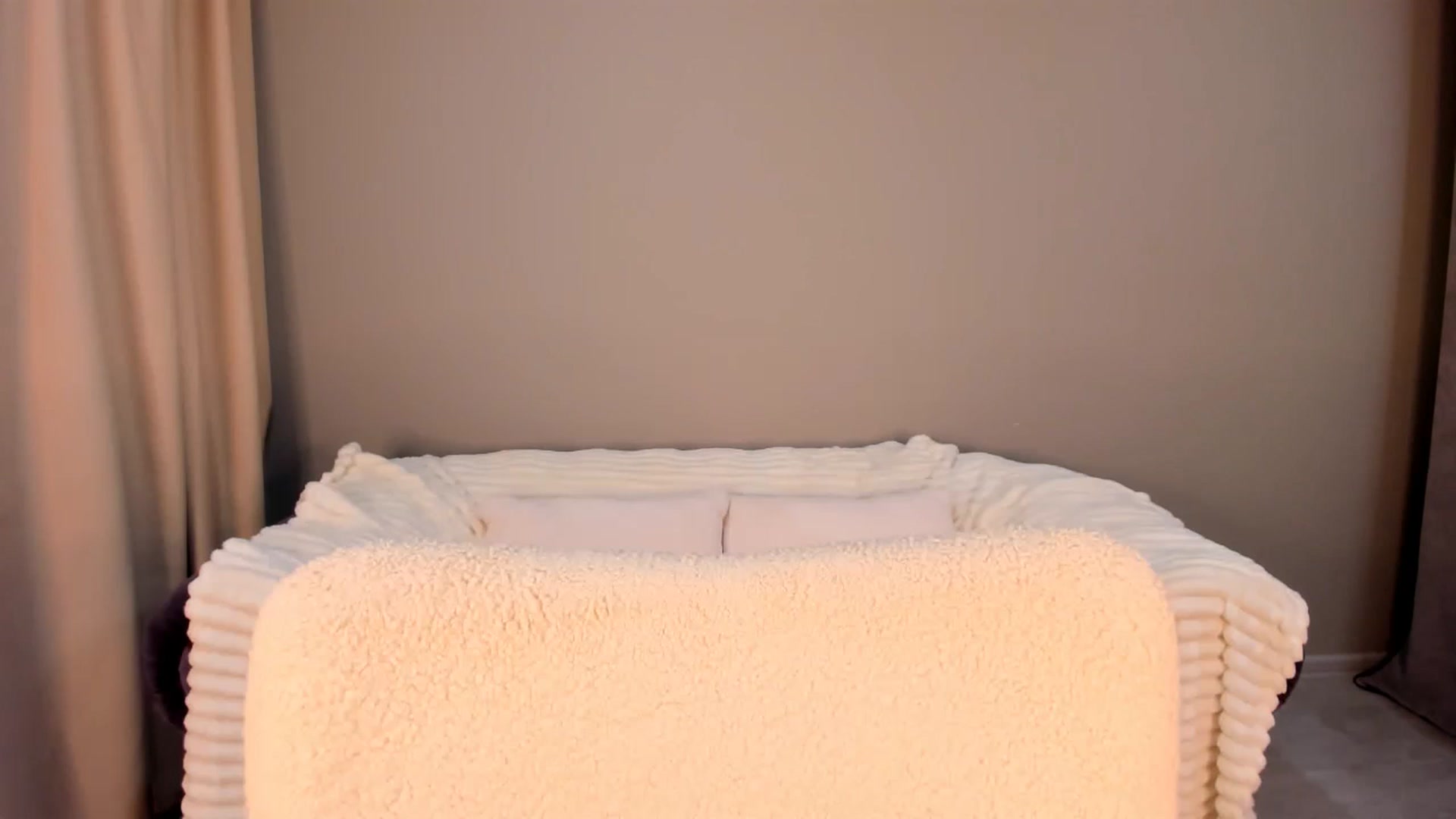 Gallery image thumbnail from Annalils's myfreecams stream on, 08/08/2023, 10:15 image 2 of 20