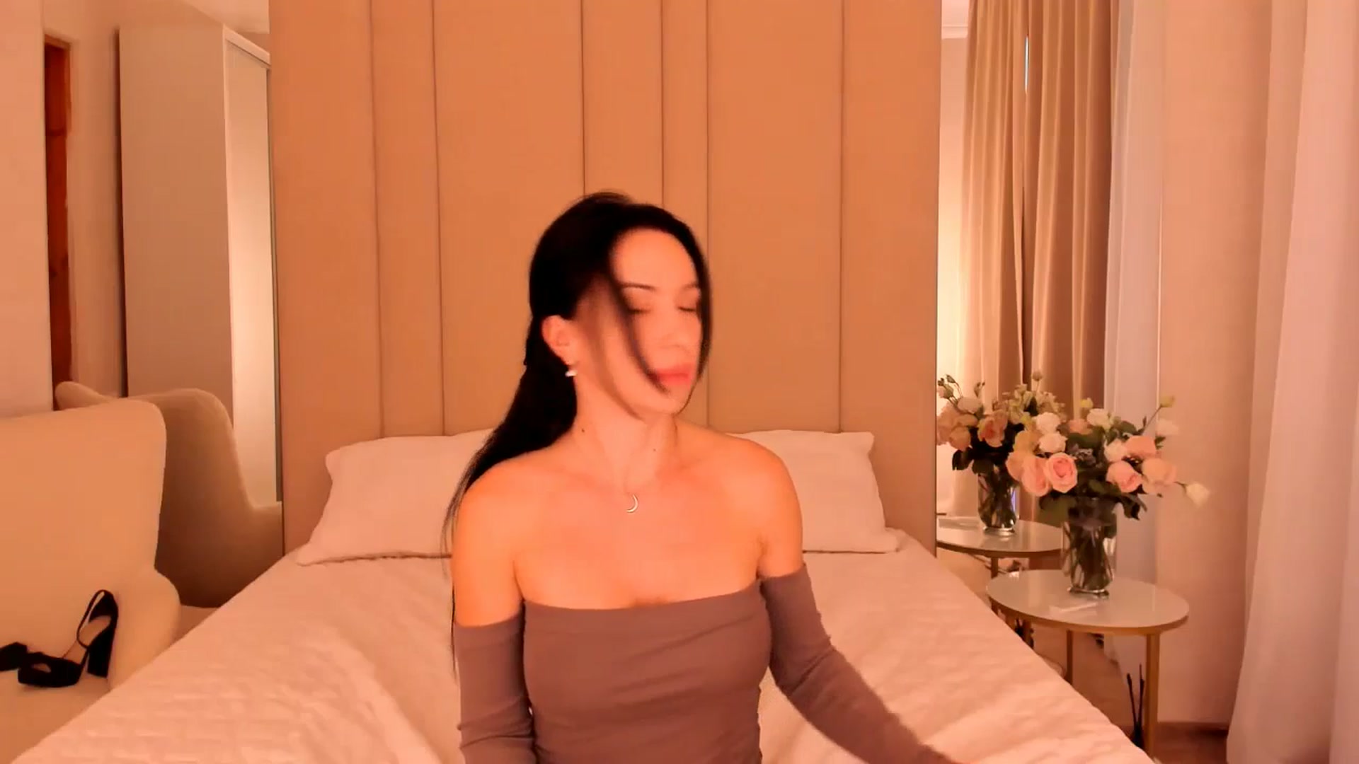 Gallery image thumbnail from Annalils's myfreecams stream on, 10/04/2023, 06:56 image 18 of 20