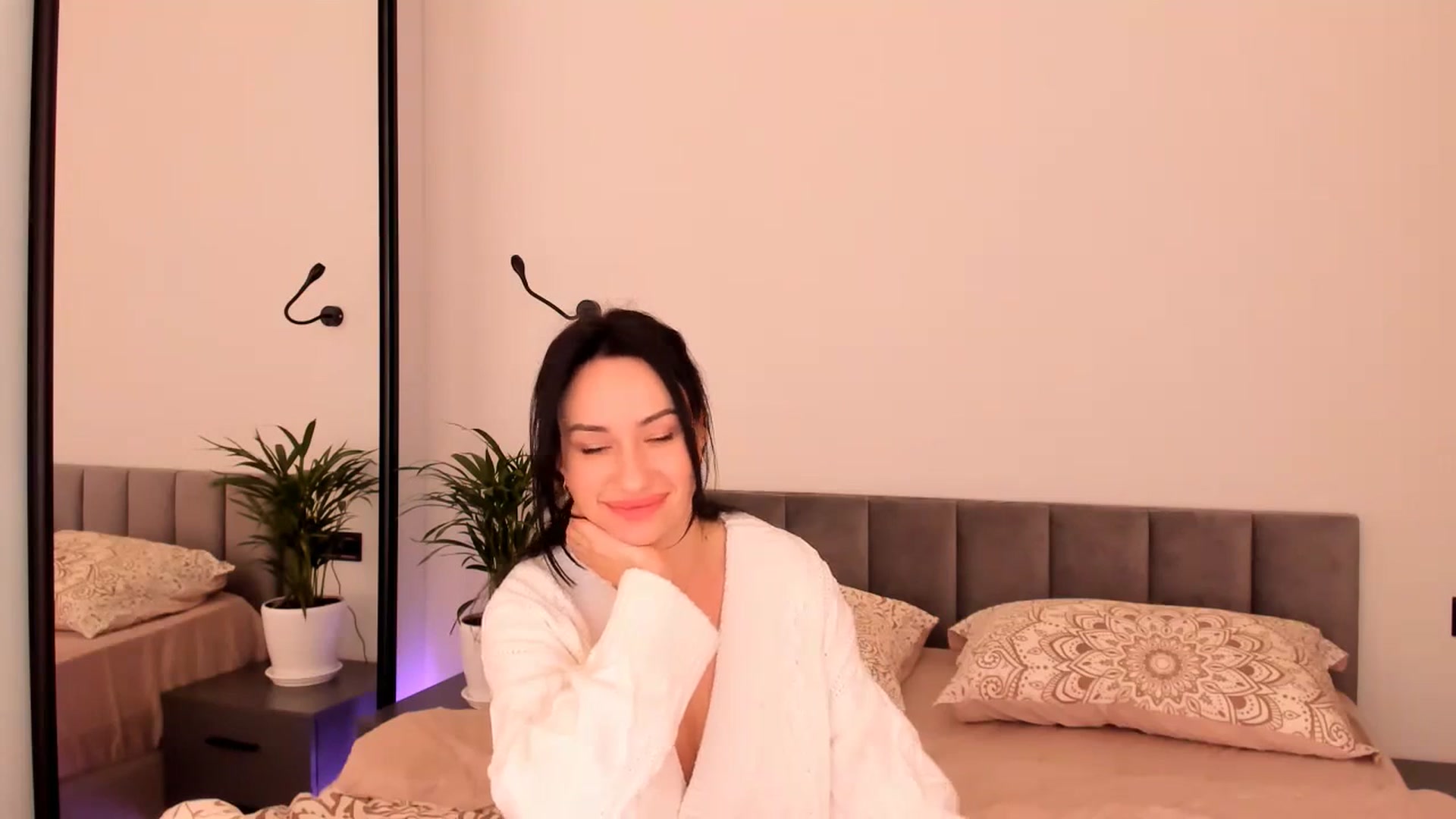 Gallery image thumbnail from Annalils's myfreecams stream on, 12/04/2023, 07:09 image 6 of 20